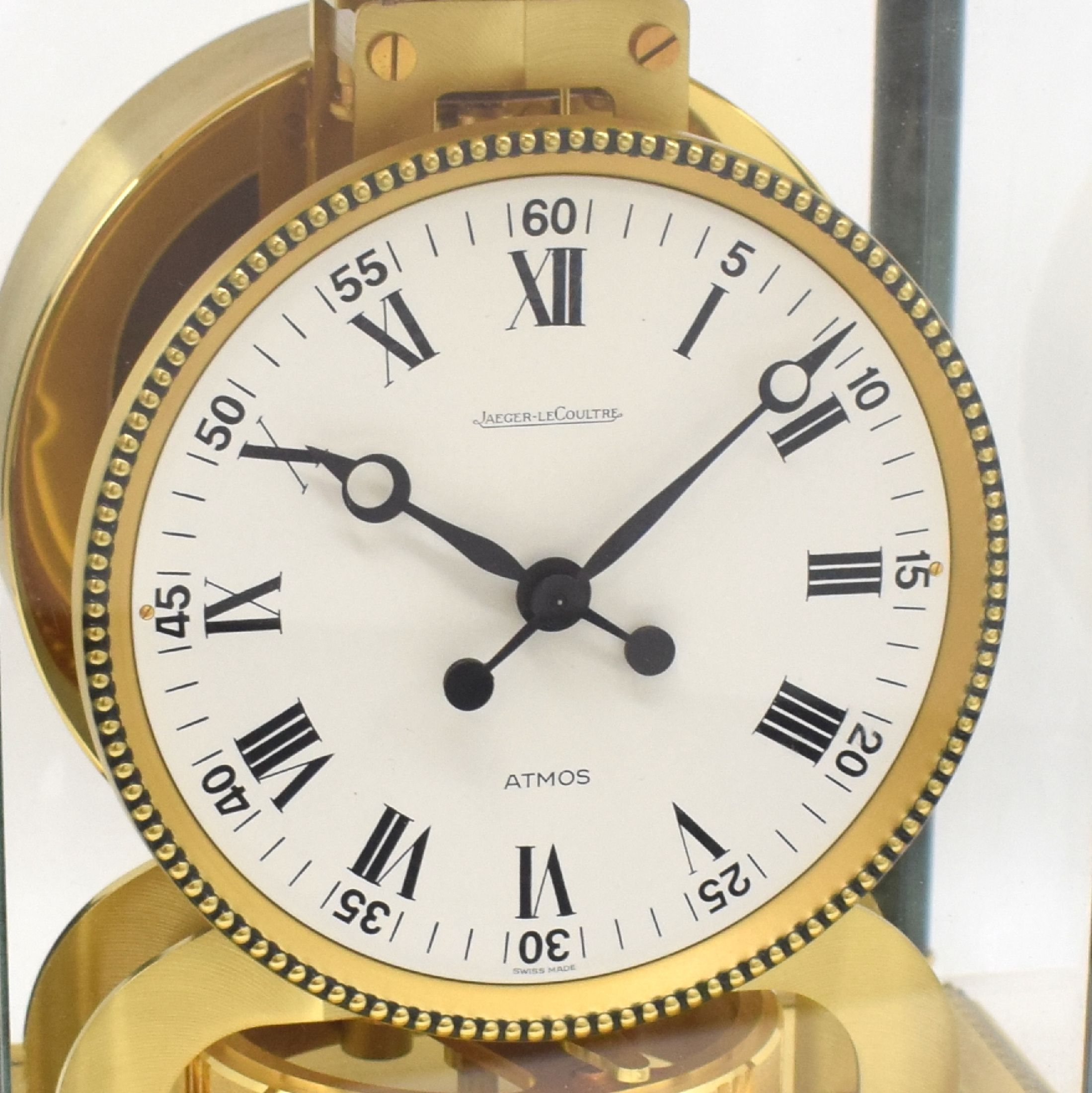 Detail a: Jaeger-LeCoultre Atmos Drehpendeltischuhr Modell Vendome Referenz 5812, Schweiz um 1970, verg., 4-seitig vergl. Geh. (Vergl. teilw. ers.), Front zu ...