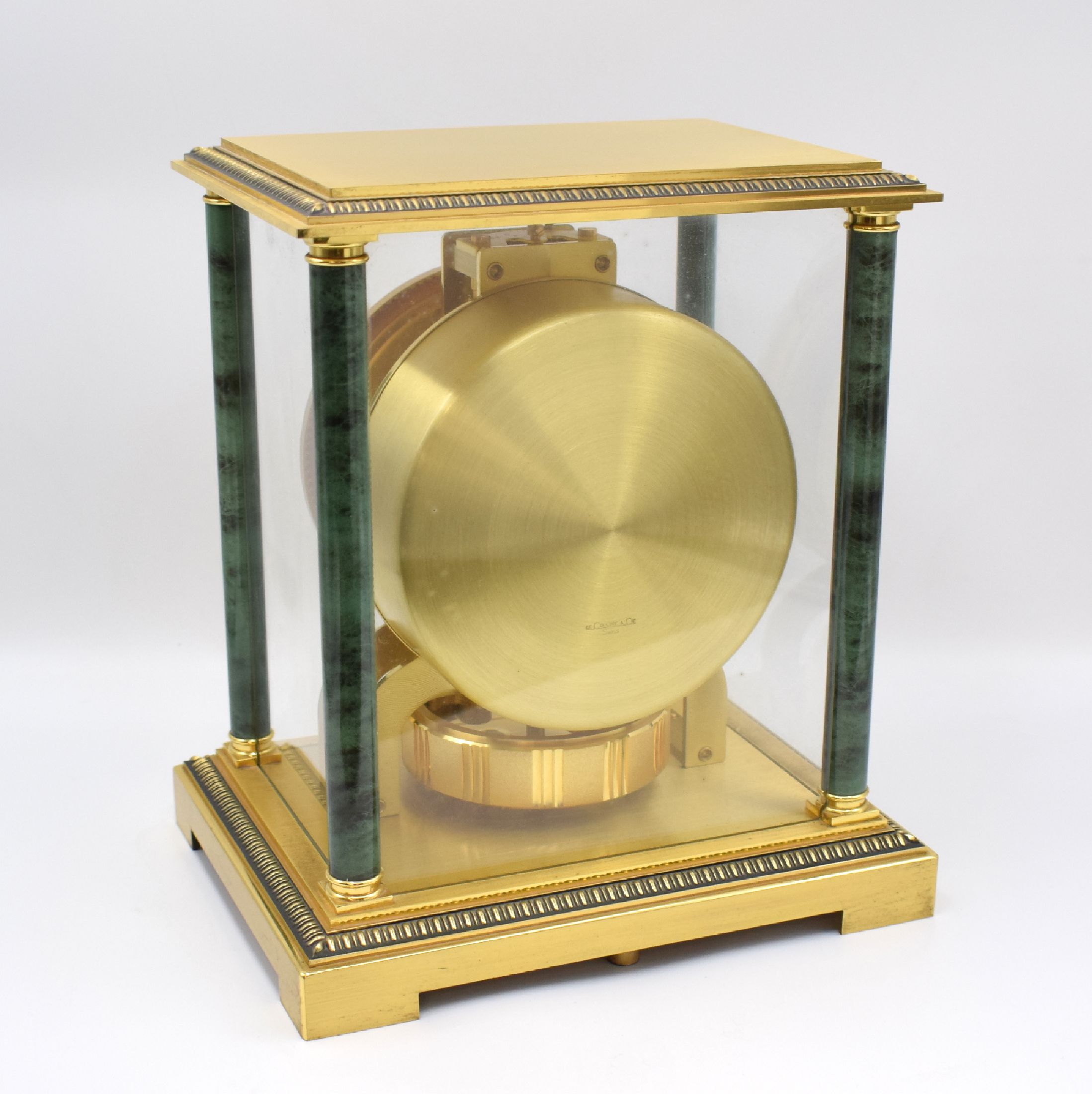 Detail c: Jaeger-LeCoultre Atmos Drehpendeltischuhr Modell Vendome Referenz 5812, Schweiz um 1970, verg., 4-seitig vergl. Geh. (Vergl. teilw. ers.), Front zu ...