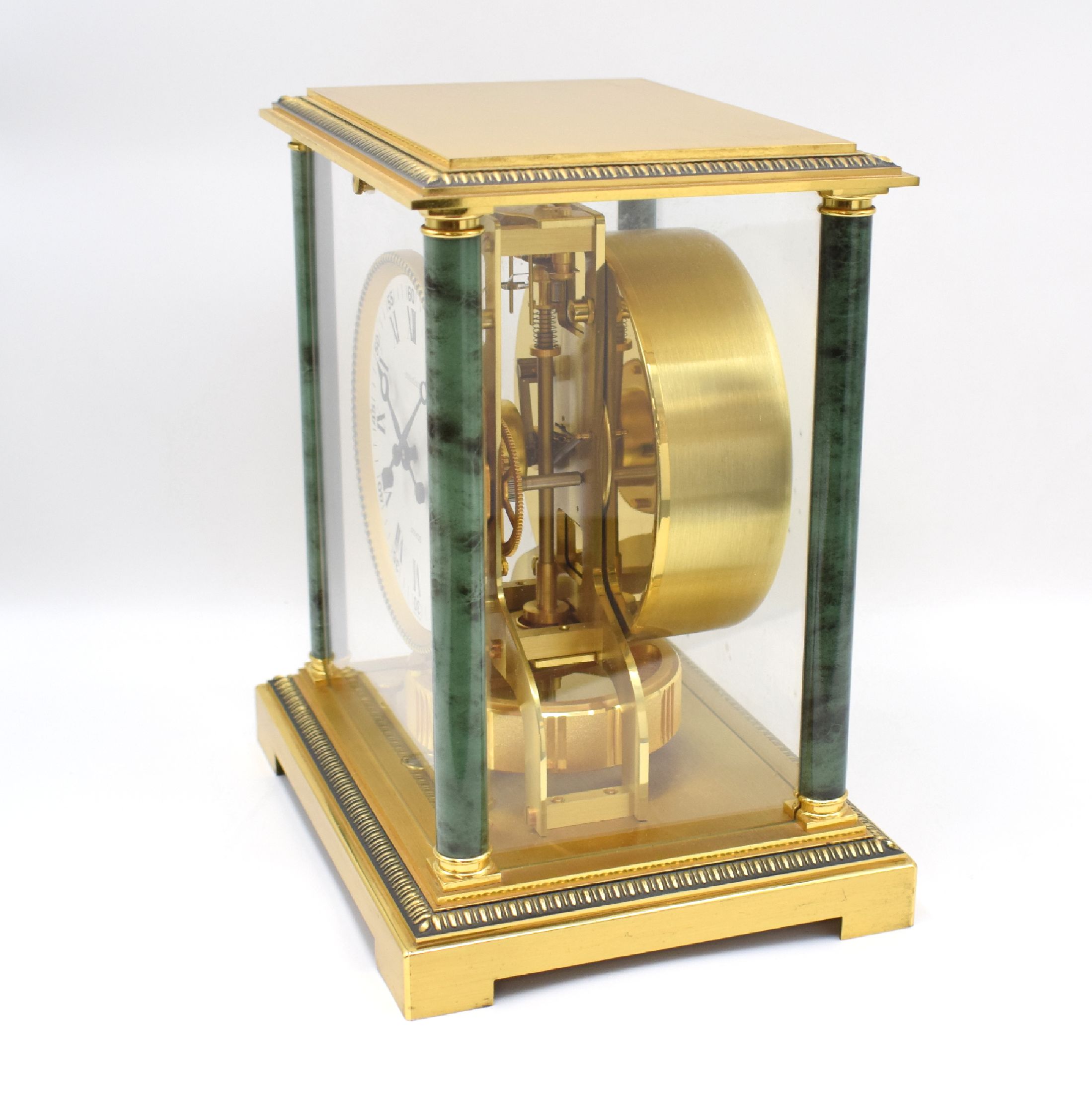 Detail d: Jaeger-LeCoultre Atmos Drehpendeltischuhr Modell Vendome Referenz 5812, Schweiz um 1970, verg., 4-seitig vergl. Geh. (Vergl. teilw. ers.), Front zu ...