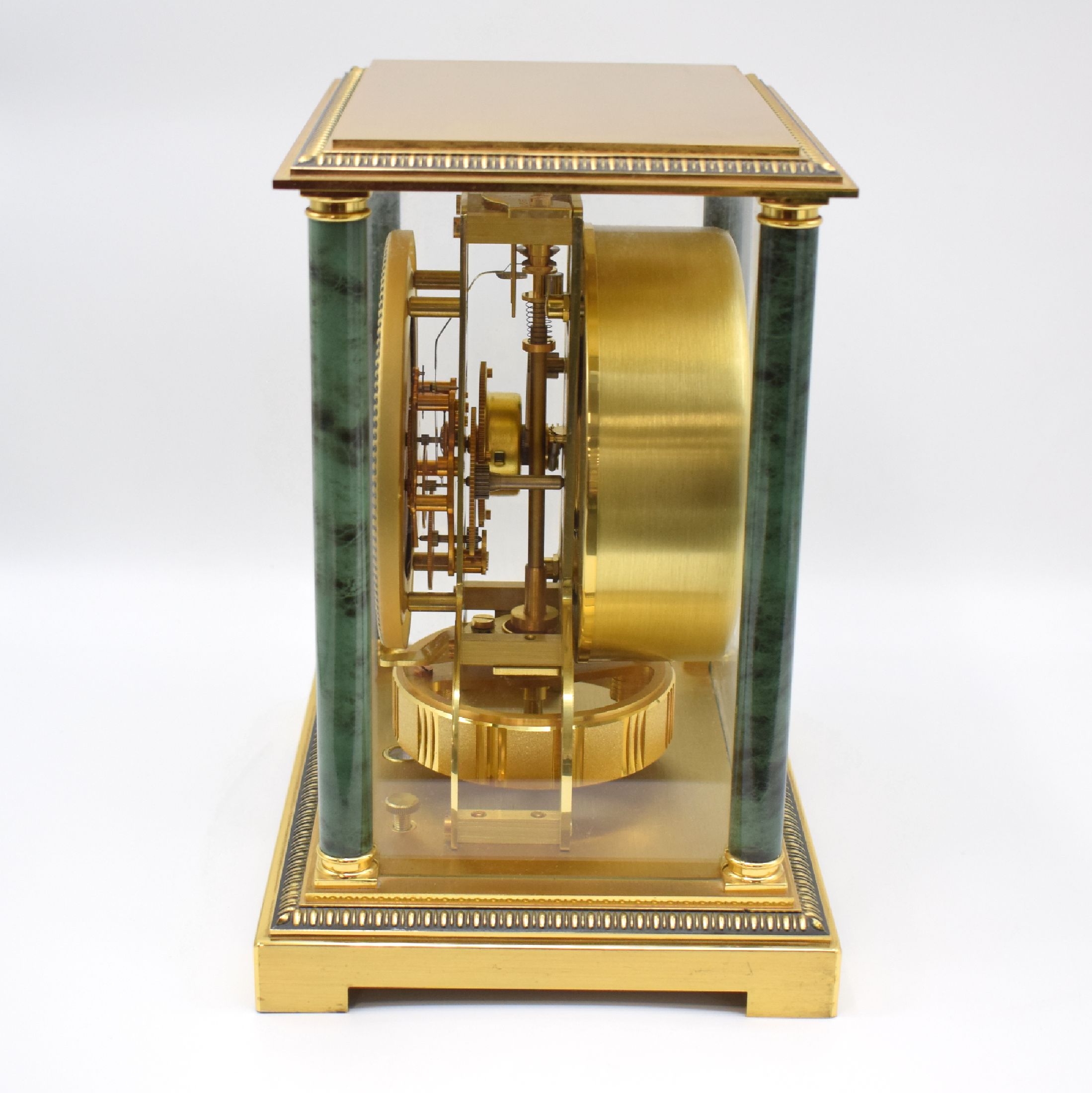 Detail e: Jaeger-LeCoultre Atmos Drehpendeltischuhr Modell Vendome Referenz 5812, Schweiz um 1970, verg., 4-seitig vergl. Geh. (Vergl. teilw. ers.), Front zu ...