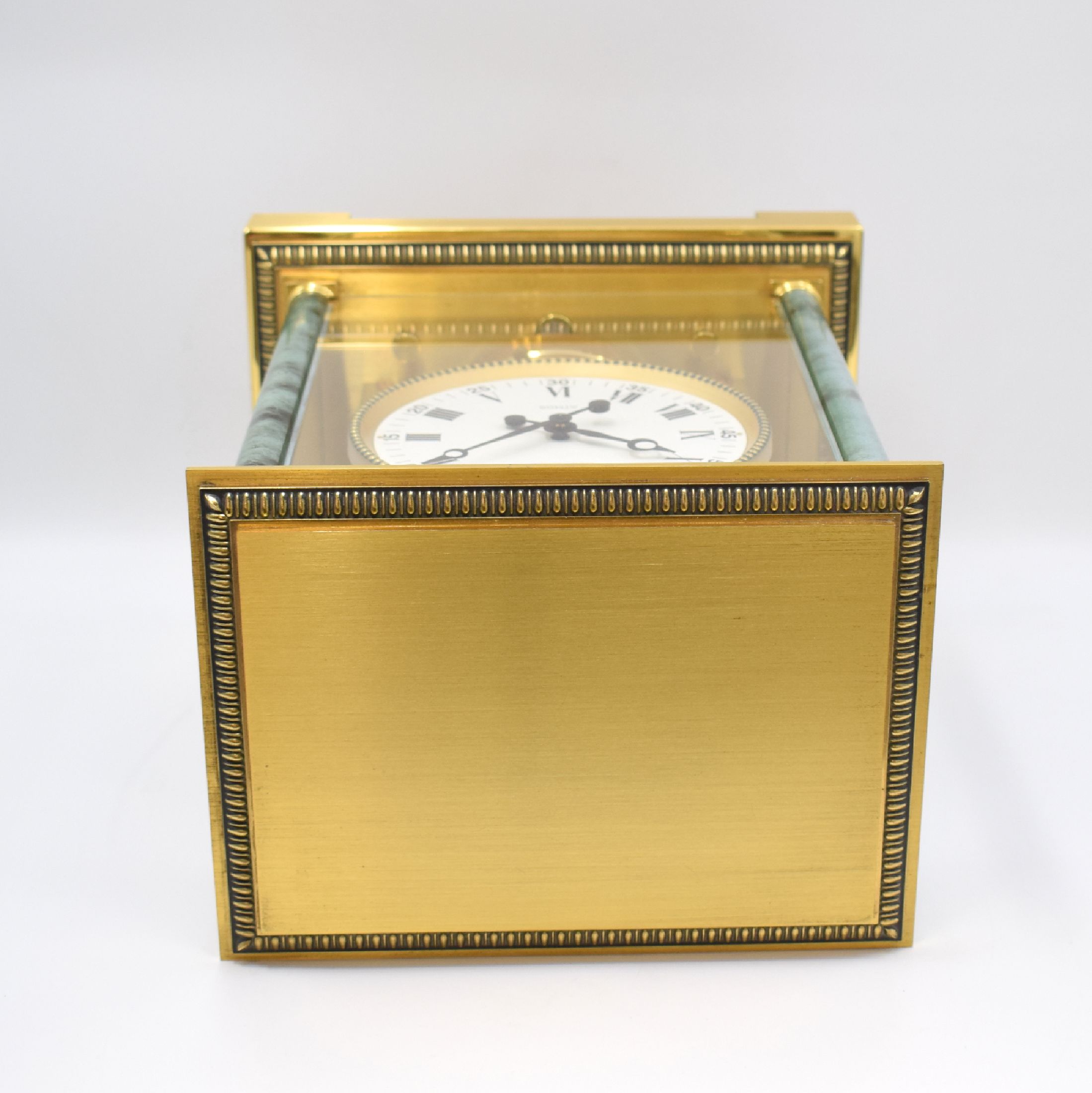 Detail f: Jaeger-LeCoultre Atmos Drehpendeltischuhr Modell Vendome Referenz 5812, Schweiz um 1970, verg., 4-seitig vergl. Geh. (Vergl. teilw. ers.), Front zu ...