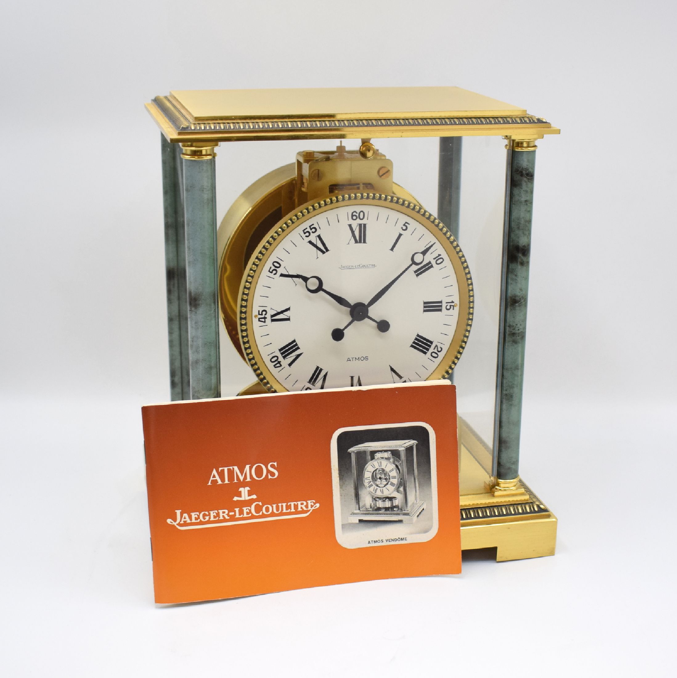 Detail h: Jaeger-LeCoultre Atmos Drehpendeltischuhr Modell Vendome Referenz 5812, Schweiz um 1970, verg., 4-seitig vergl. Geh. (Vergl. teilw. ers.), Front zu ...