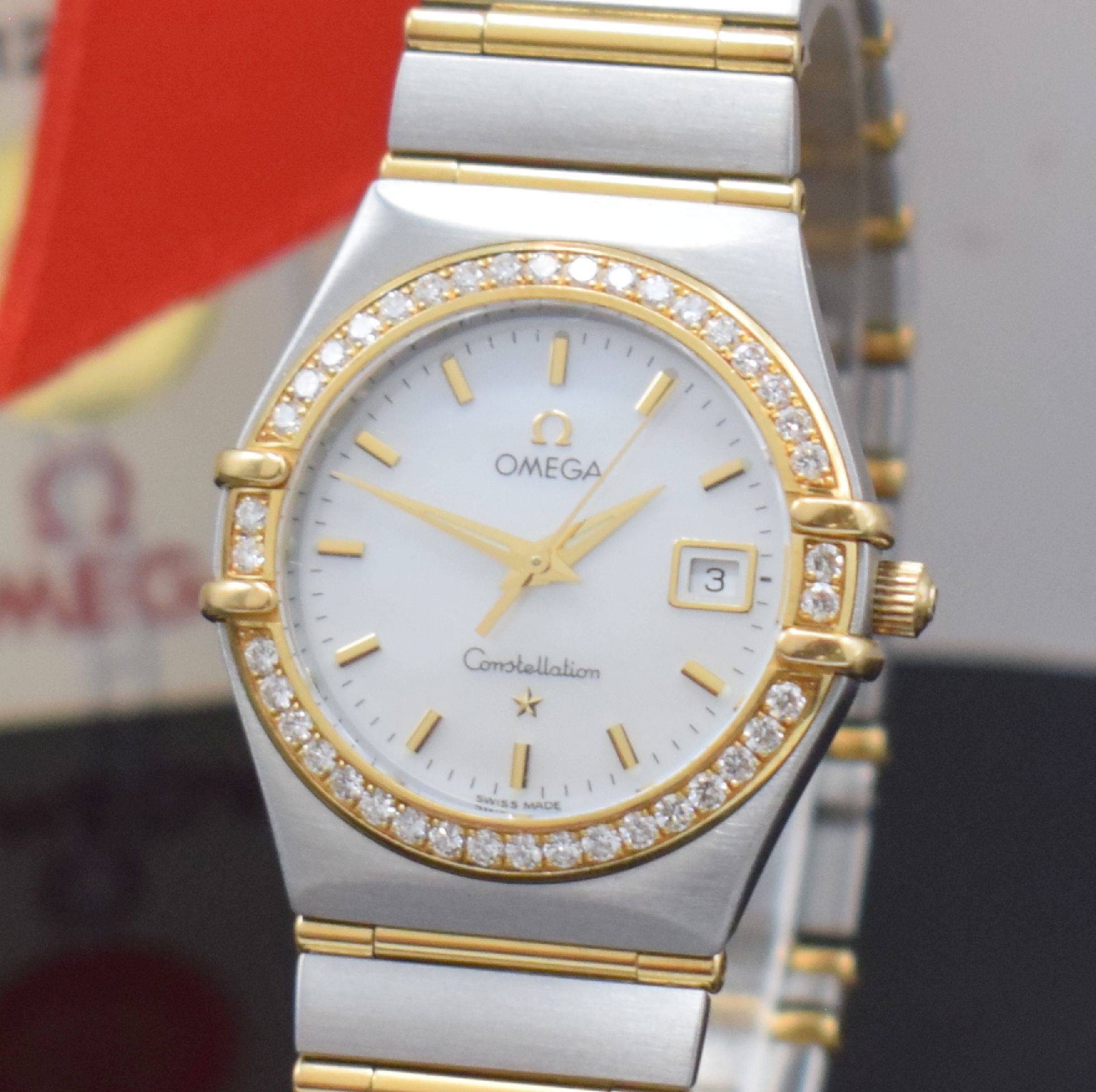 Detail a: OMEGA Damenarmbanduhr Serie Constellation Referenz 1287.70.00, quarz, Edelstahl/Gold kombiniert inkl. Gliederband m. Faltschl., Boden m. Darst. ...