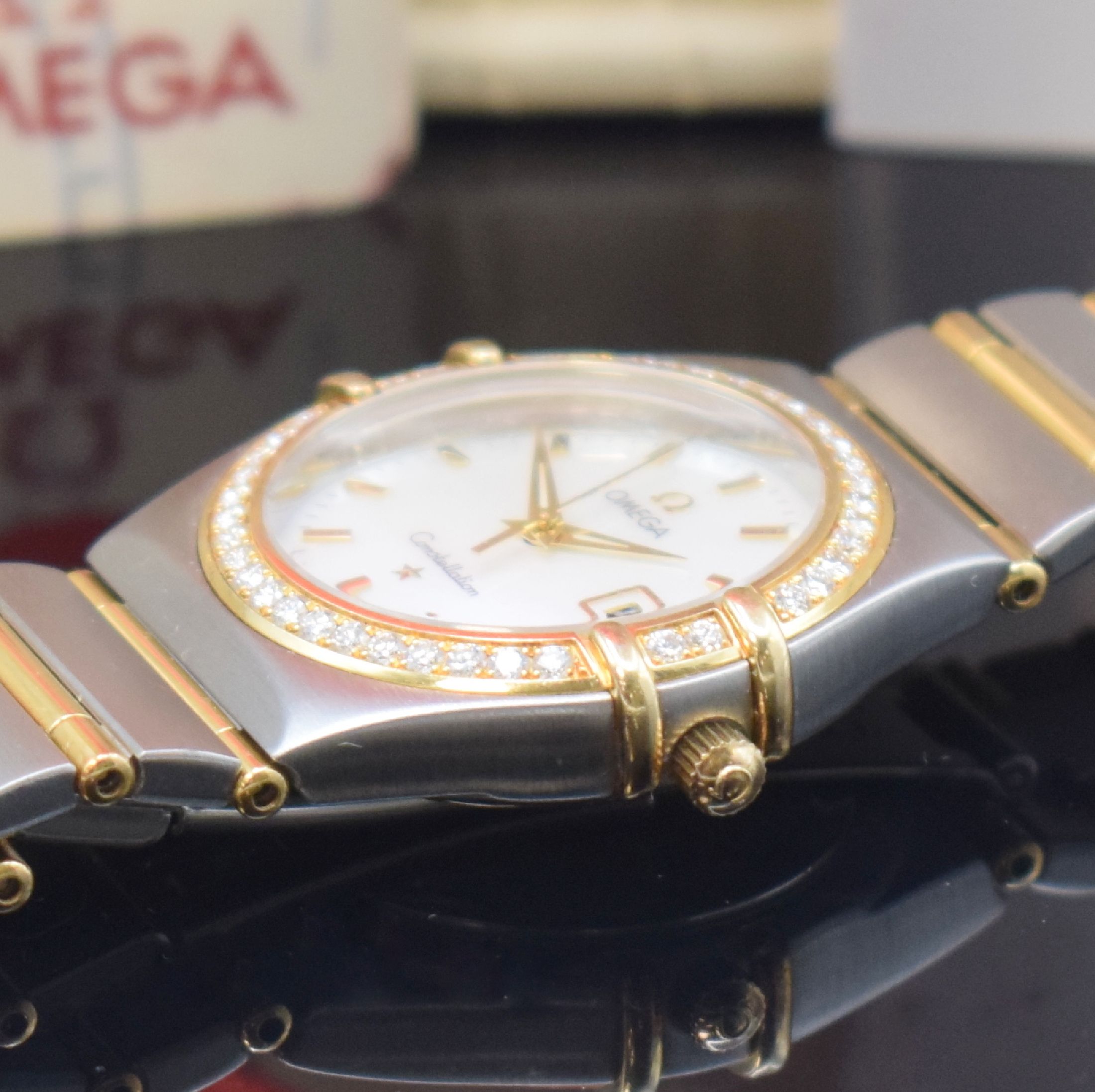 Detail c: OMEGA Damenarmbanduhr Serie Constellation Referenz 1287.70.00, quarz, Edelstahl/Gold kombiniert inkl. Gliederband m. Faltschl., Boden m. Darst. ...