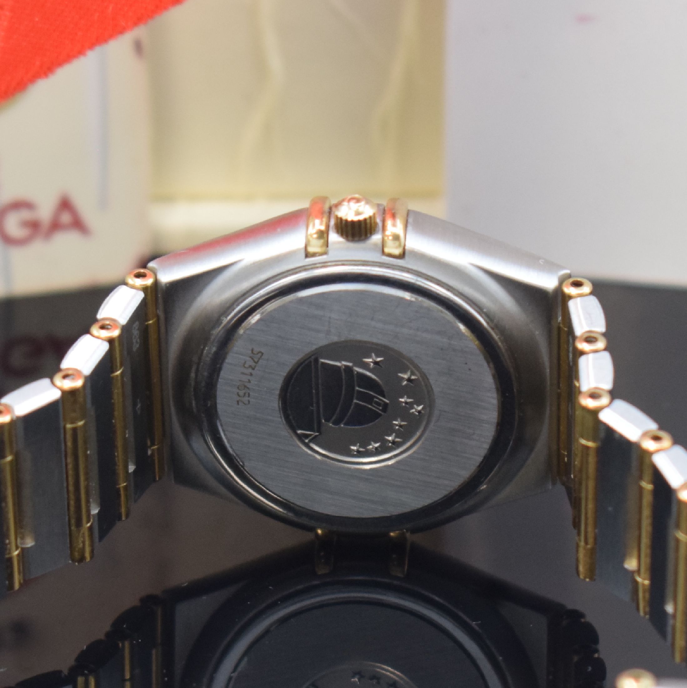 Detail d: OMEGA Damenarmbanduhr Serie Constellation Referenz 1287.70.00, quarz, Edelstahl/Gold kombiniert inkl. Gliederband m. Faltschl., Boden m. Darst. ...