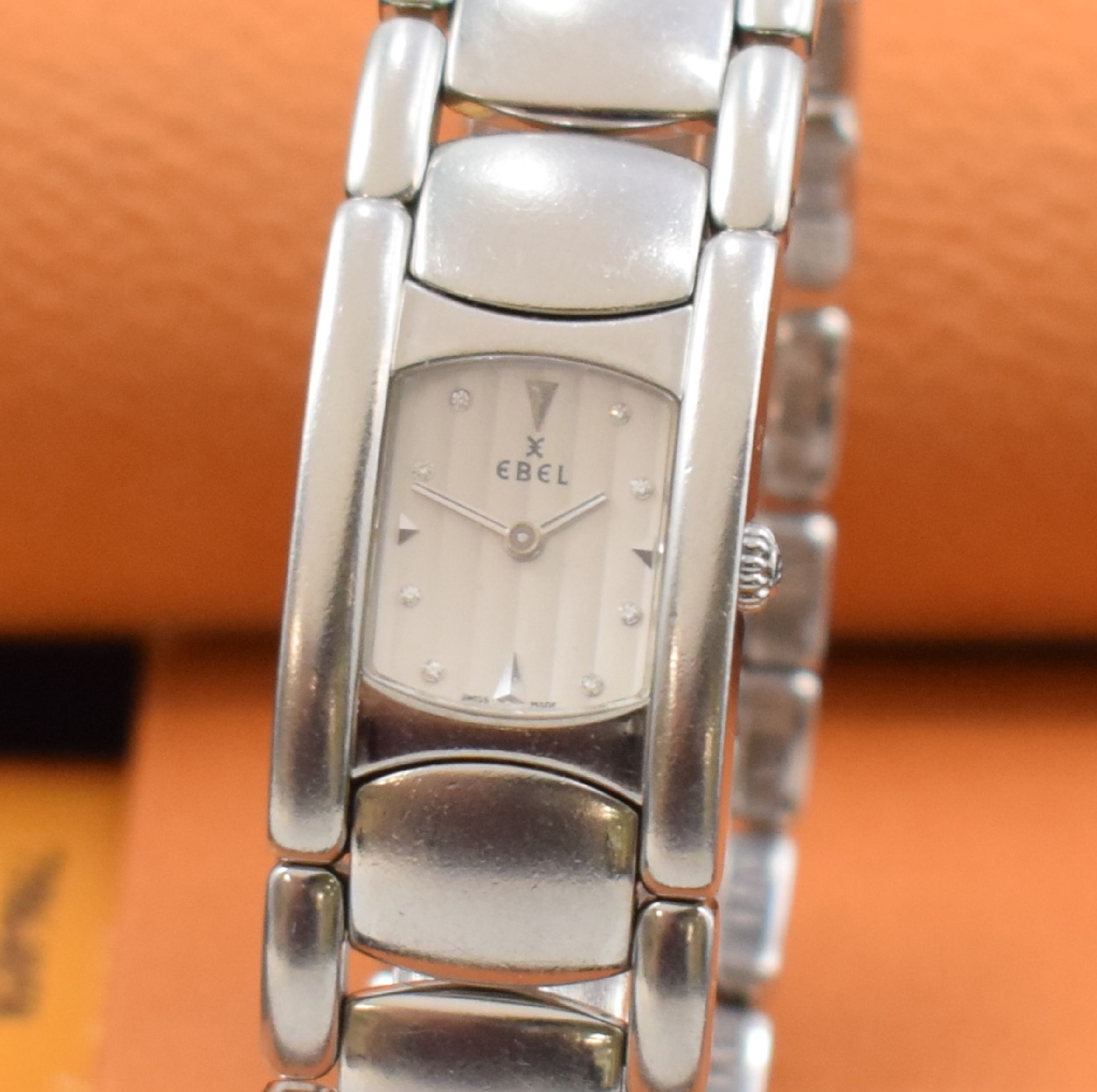 Detail a: EBEL Damenarmbanduhr Beluga Manchette Referenz 9057A21, Edelstahlgeh. inkl. Gliederband m. Faltschl., quarz, Boden 4-fach verschr., vertikal ...