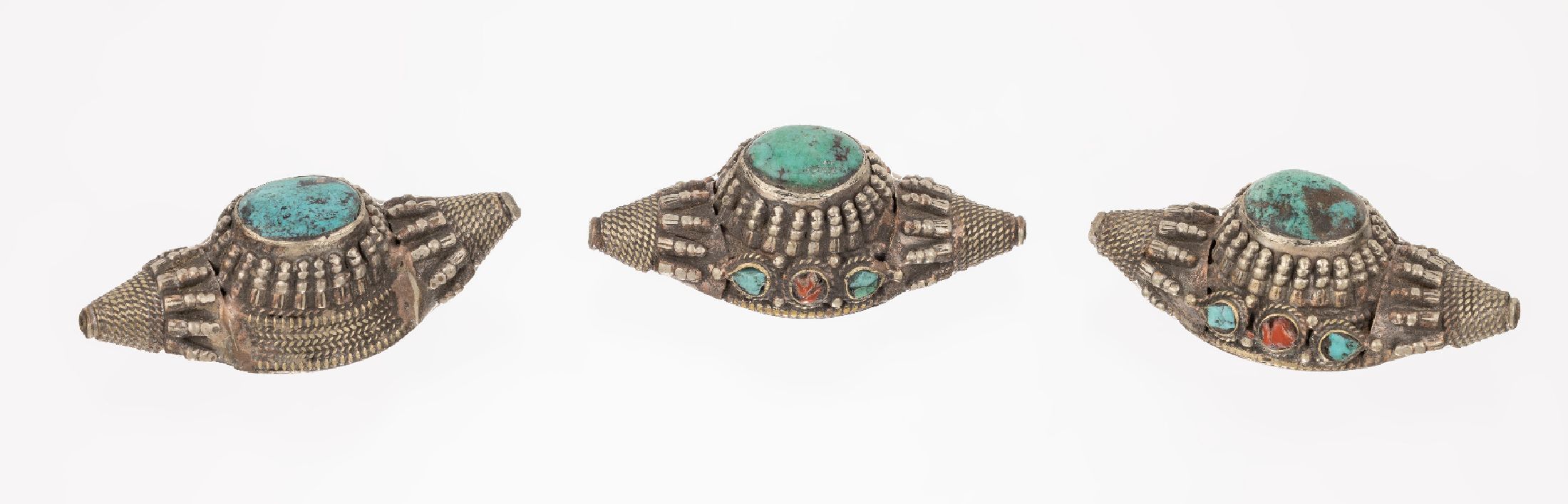 Detail a: 3 Teile Haarschmuck, Silber gepr., Tibet um1900, gefüllt, zum Einflechten in Haare, mit Korallen- und Türkiscabochons in versch. Größen, Versand ...