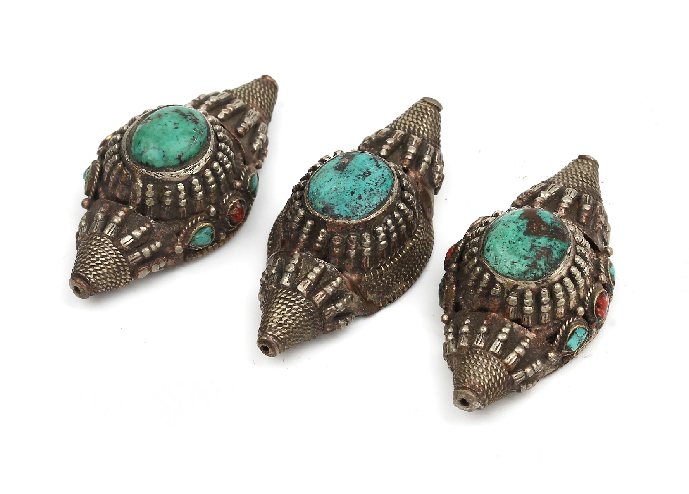 Detail b: 3 Teile Haarschmuck, Silber gepr., Tibet um1900, gefüllt, zum Einflechten in Haare, mit Korallen- und Türkiscabochons in versch. Größen, Versand ...