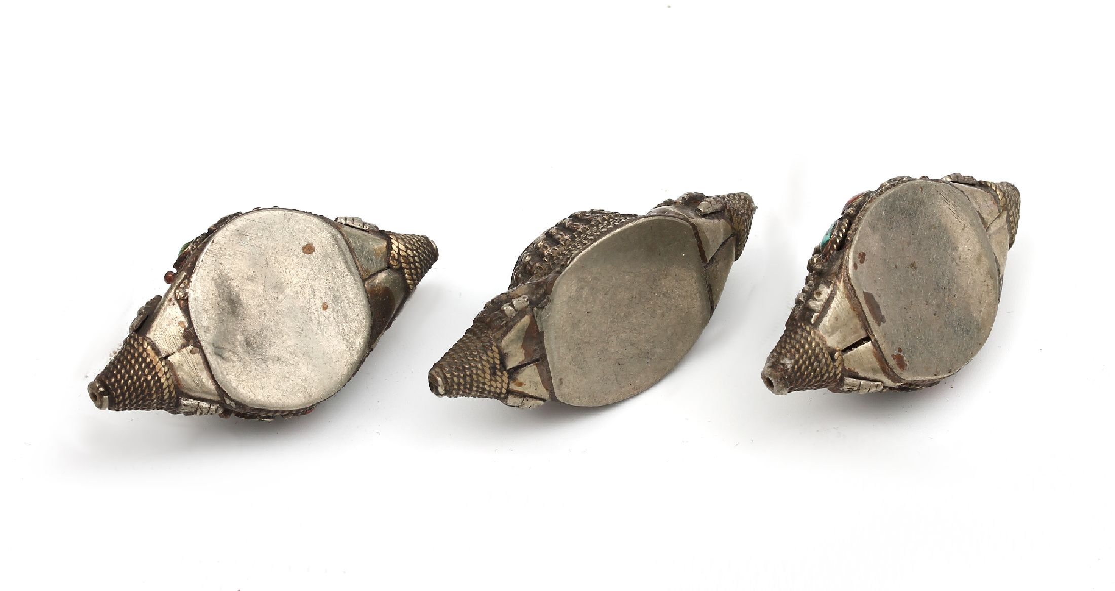 Detail c: 3 Teile Haarschmuck, Silber gepr., Tibet um1900, gefüllt, zum Einflechten in Haare, mit Korallen- und Türkiscabochons in versch. Größen, Versand ...
