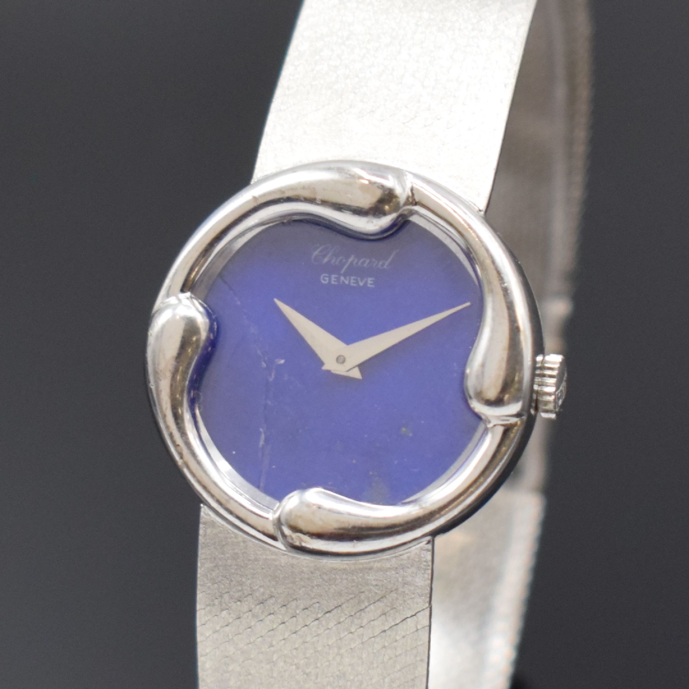 Detail a: CHOPARD Damenarmbanduhr in WG 750/000 mit Lapislazuli-Zifferblatt, Handaufzug, Schweiz 1960er Jahre, Milanaiseband, Boden aufgedr., Zifferbl. riss., ...