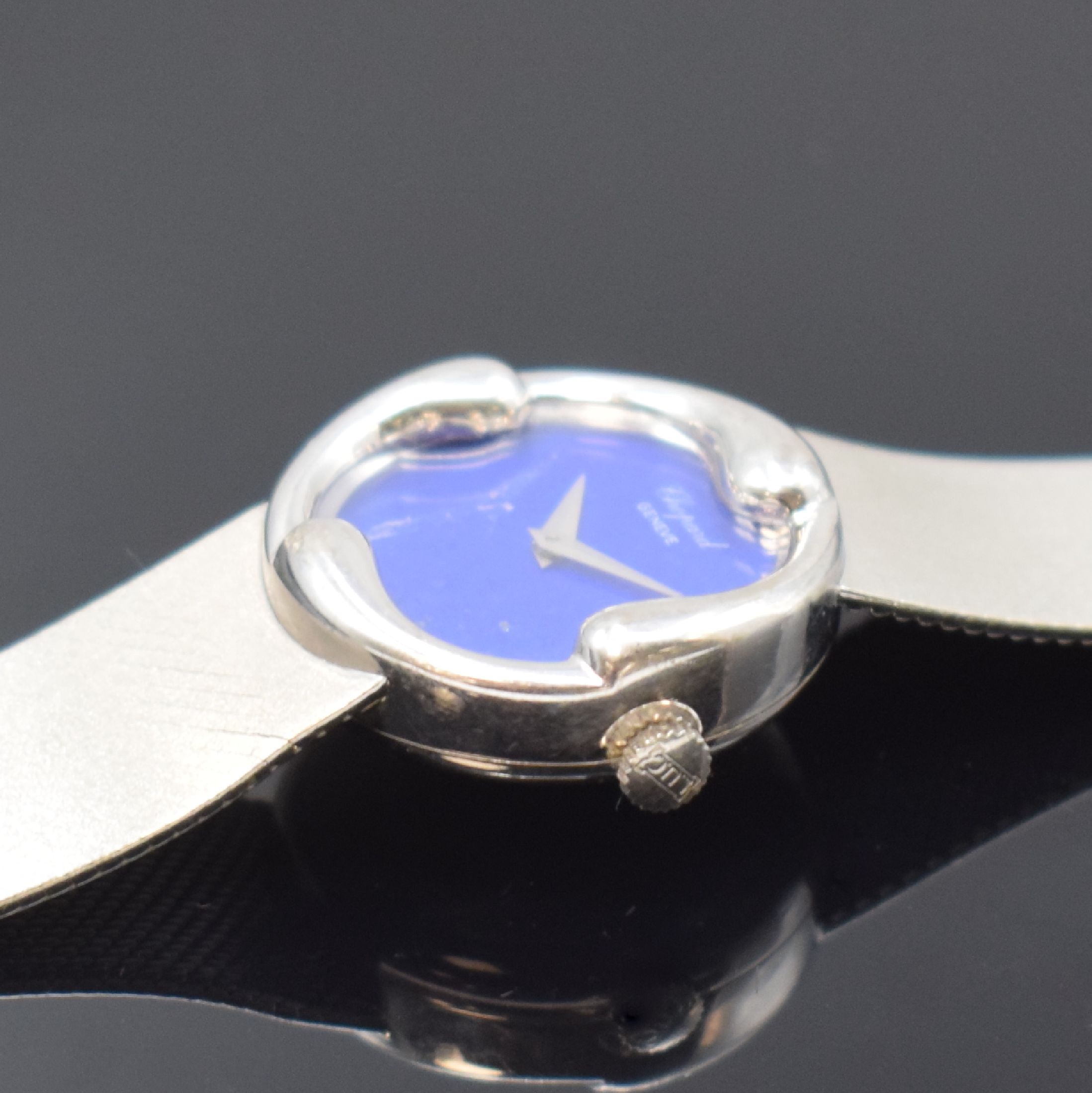Detail b: CHOPARD Damenarmbanduhr in WG 750/000 mit Lapislazuli-Zifferblatt, Handaufzug, Schweiz 1960er Jahre, Milanaiseband, Boden aufgedr., Zifferbl. riss., ...