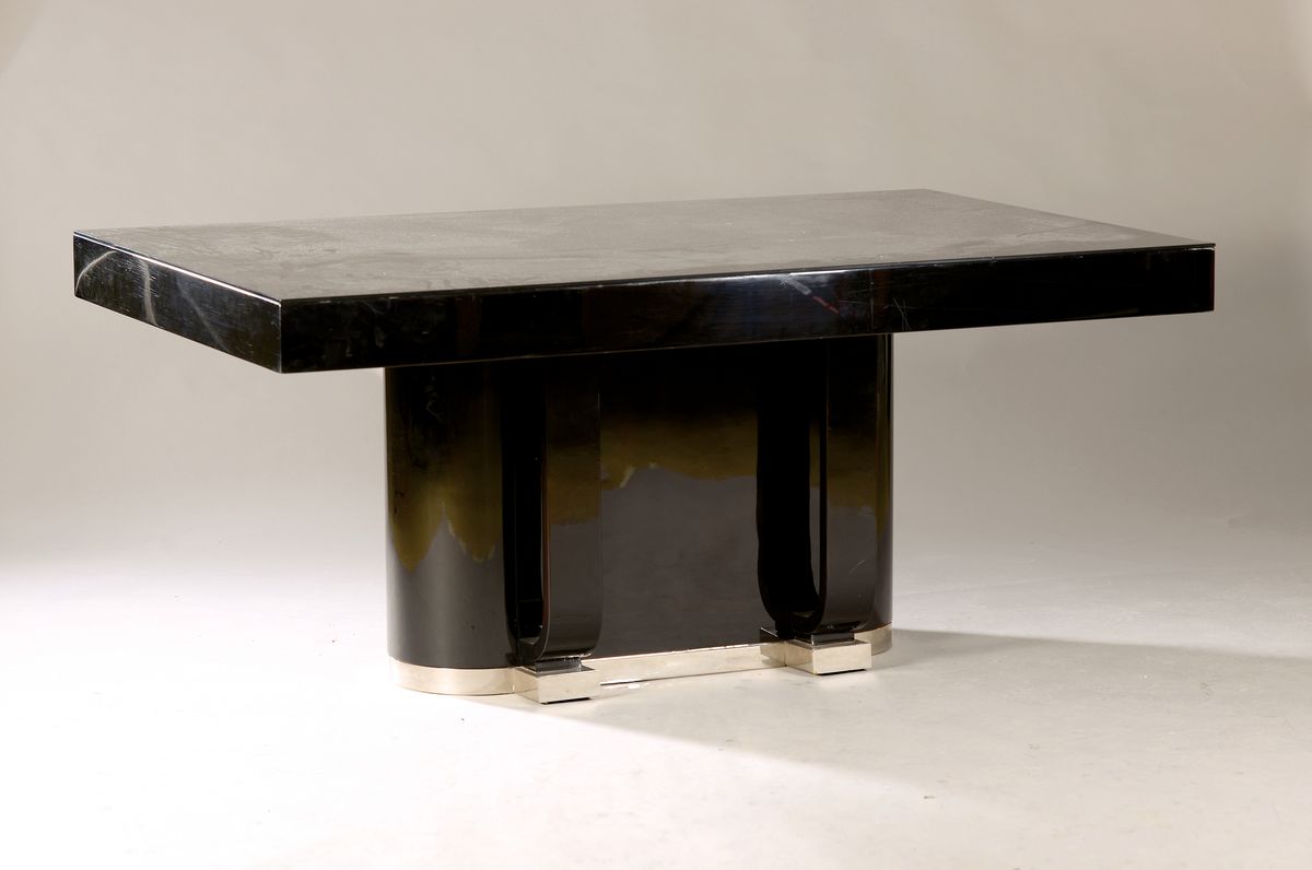 Großer Speisetisch, Art Deco, Frankreich 30er Jahre, Holz schwarz lackiert, wuchtiger Mittelfuß im Säulendekor, umlaufendes Metallband am Fuß, ...