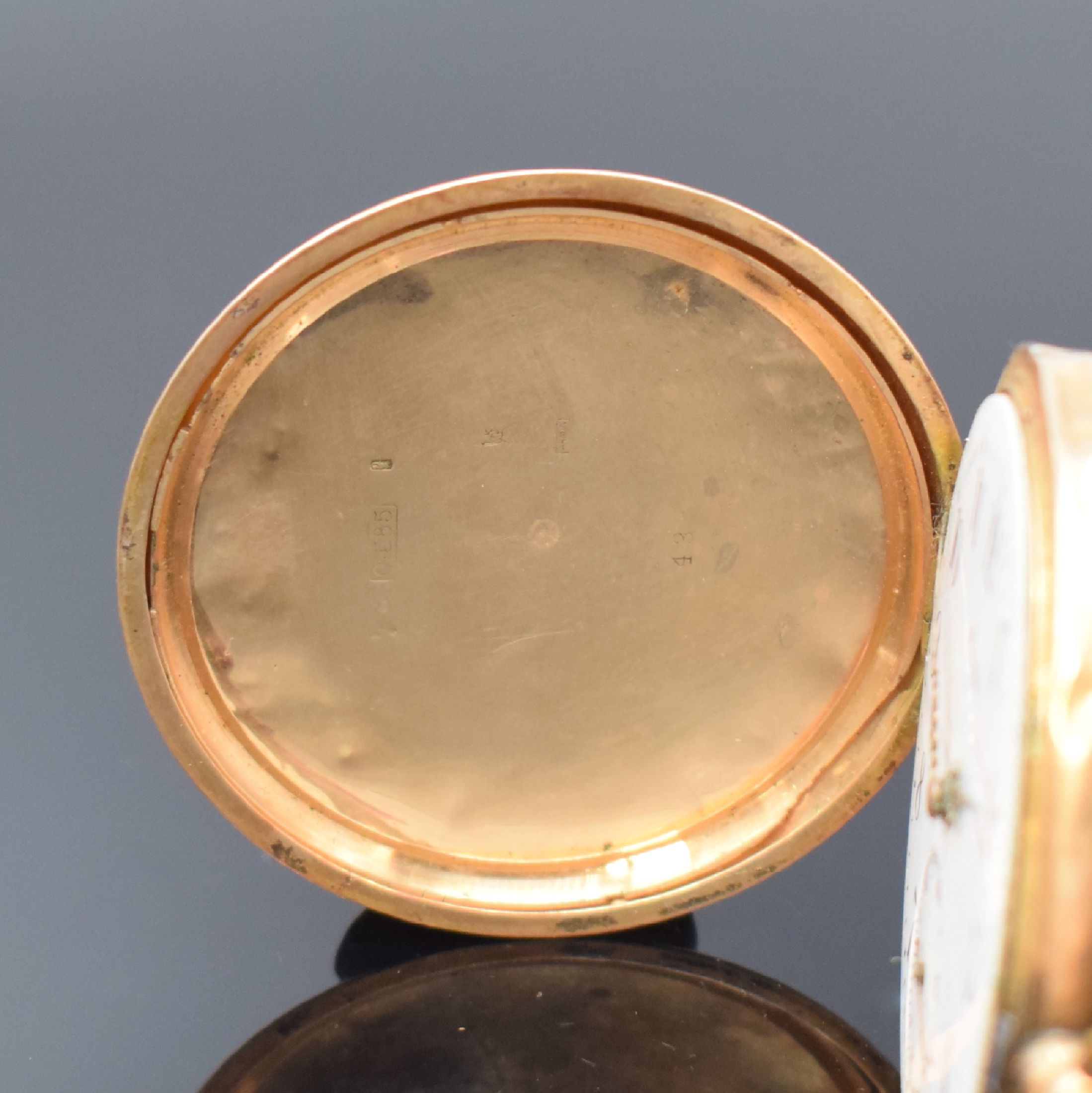 Detail a: ARMIN Herrensavonette in RG 585/000, Schweiz um 1900, Geh. dell., guill. Sprung- u. Rückdeckel, Metallcuvette, Emailzifferbl. m. arab. Zahlen, gold. ...