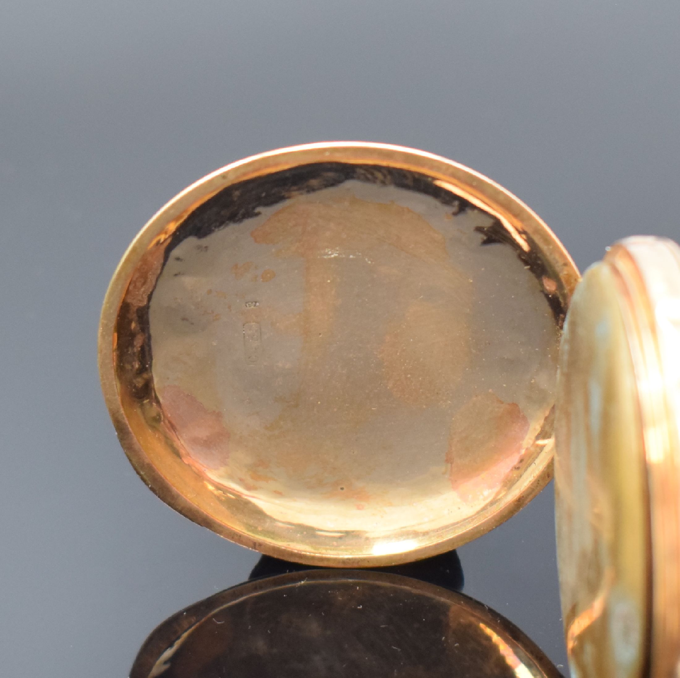 Detail d: ARMIN Herrensavonette in RG 585/000, Schweiz um 1900, Geh. dell., guill. Sprung- u. Rückdeckel, Metallcuvette, Emailzifferbl. m. arab. Zahlen, gold. ...