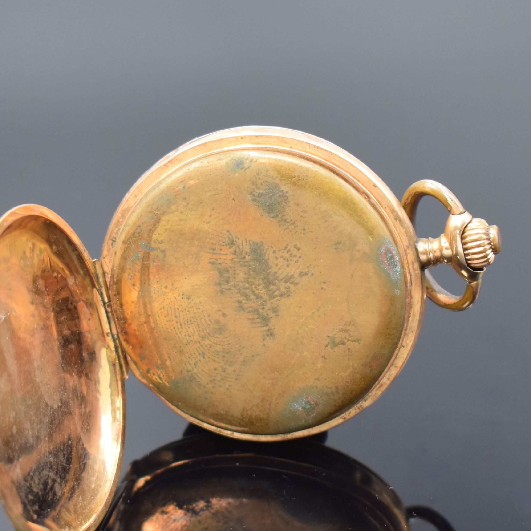 Detail e: ARMIN Herrensavonette in RG 585/000, Schweiz um 1900, Geh. dell., guill. Sprung- u. Rückdeckel, Metallcuvette, Emailzifferbl. m. arab. Zahlen, gold. ...