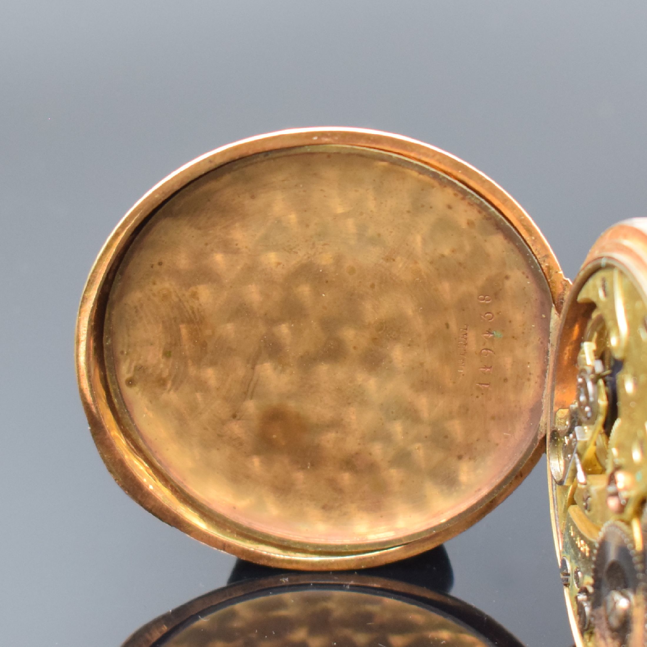 Detail f: ARMIN Herrensavonette in RG 585/000, Schweiz um 1900, Geh. dell., guill. Sprung- u. Rückdeckel, Metallcuvette, Emailzifferbl. m. arab. Zahlen, gold. ...