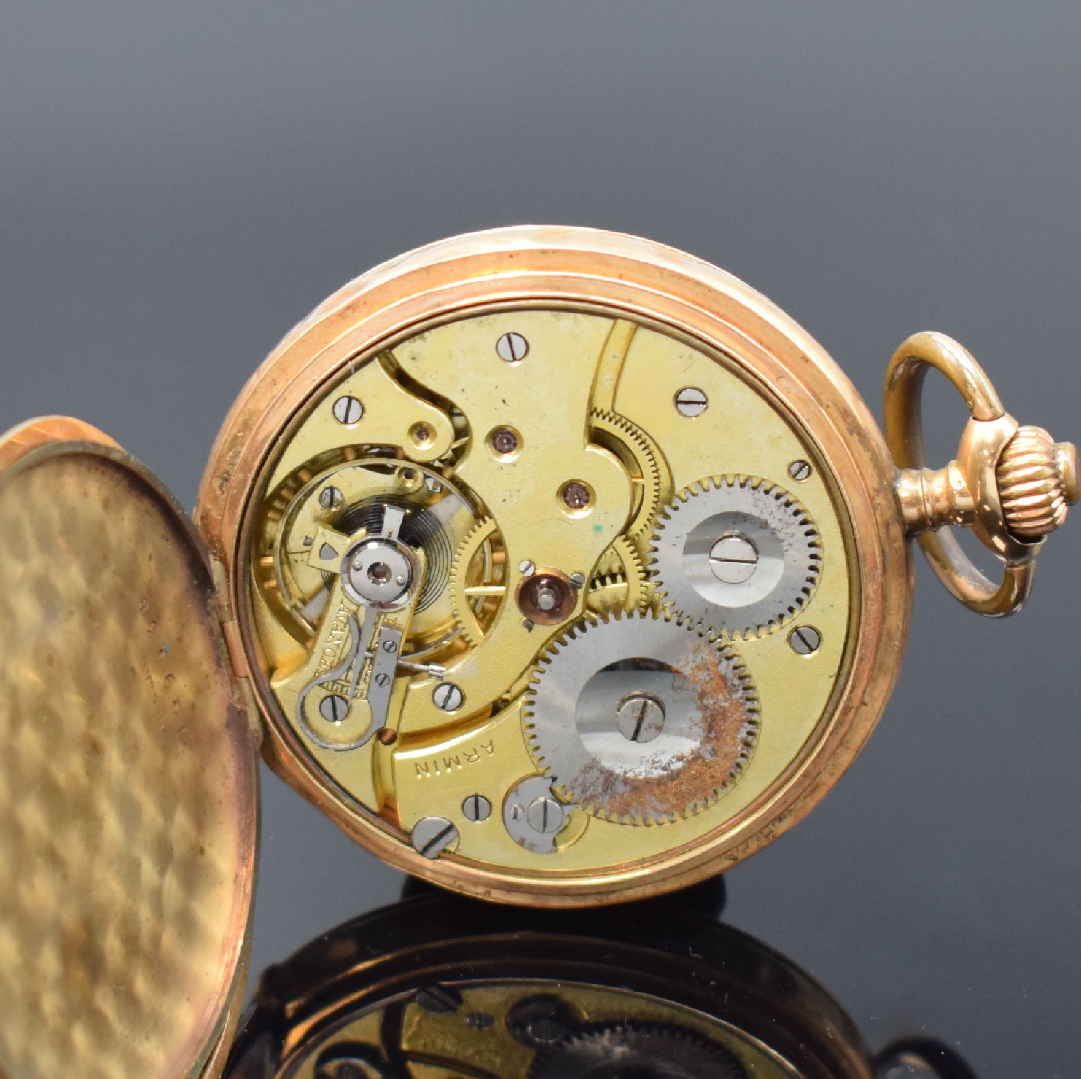 Detail g: ARMIN Herrensavonette in RG 585/000, Schweiz um 1900, Geh. dell., guill. Sprung- u. Rückdeckel, Metallcuvette, Emailzifferbl. m. arab. Zahlen, gold. ...