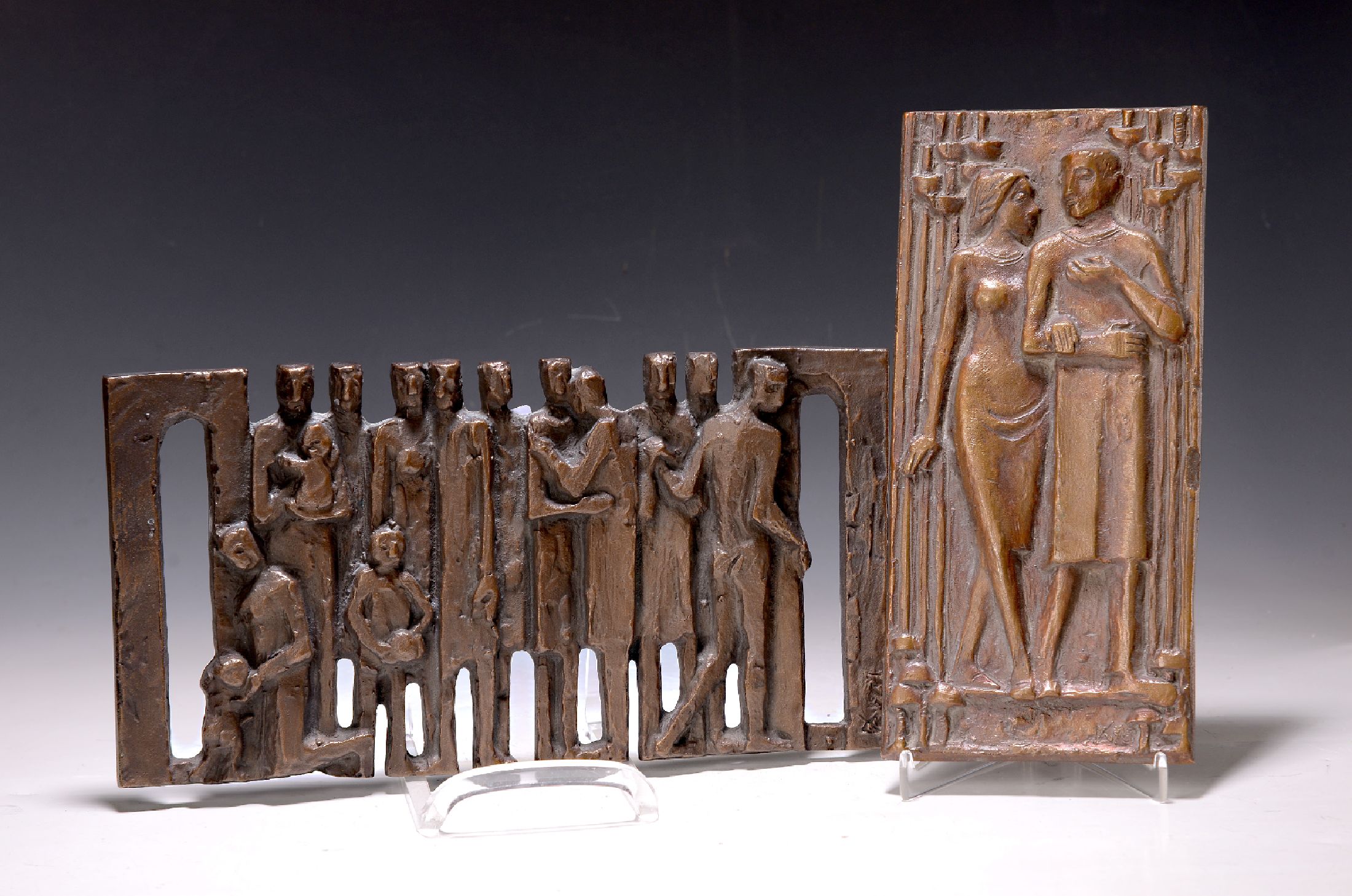 Albrecht Kneer, geb. 1923, Künstler aus Heidenheim, hier zwei Bronzereliefs: Mann und Frau umgeben von Dechtwaffen, monogr. und dat. 75, ca. ...