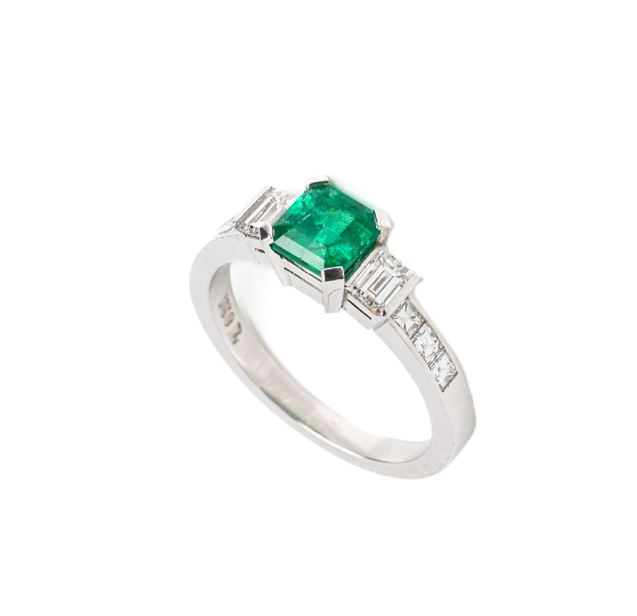 18 kt Gold Smaragd Diamant Ring, WG 750/ 000, mittiger facett. Smaragdcarree ca. 1.07 ct, seitl. 8 Diamantcarrees zus. ca. 0.78 ct feines Weiß/vvs, ...