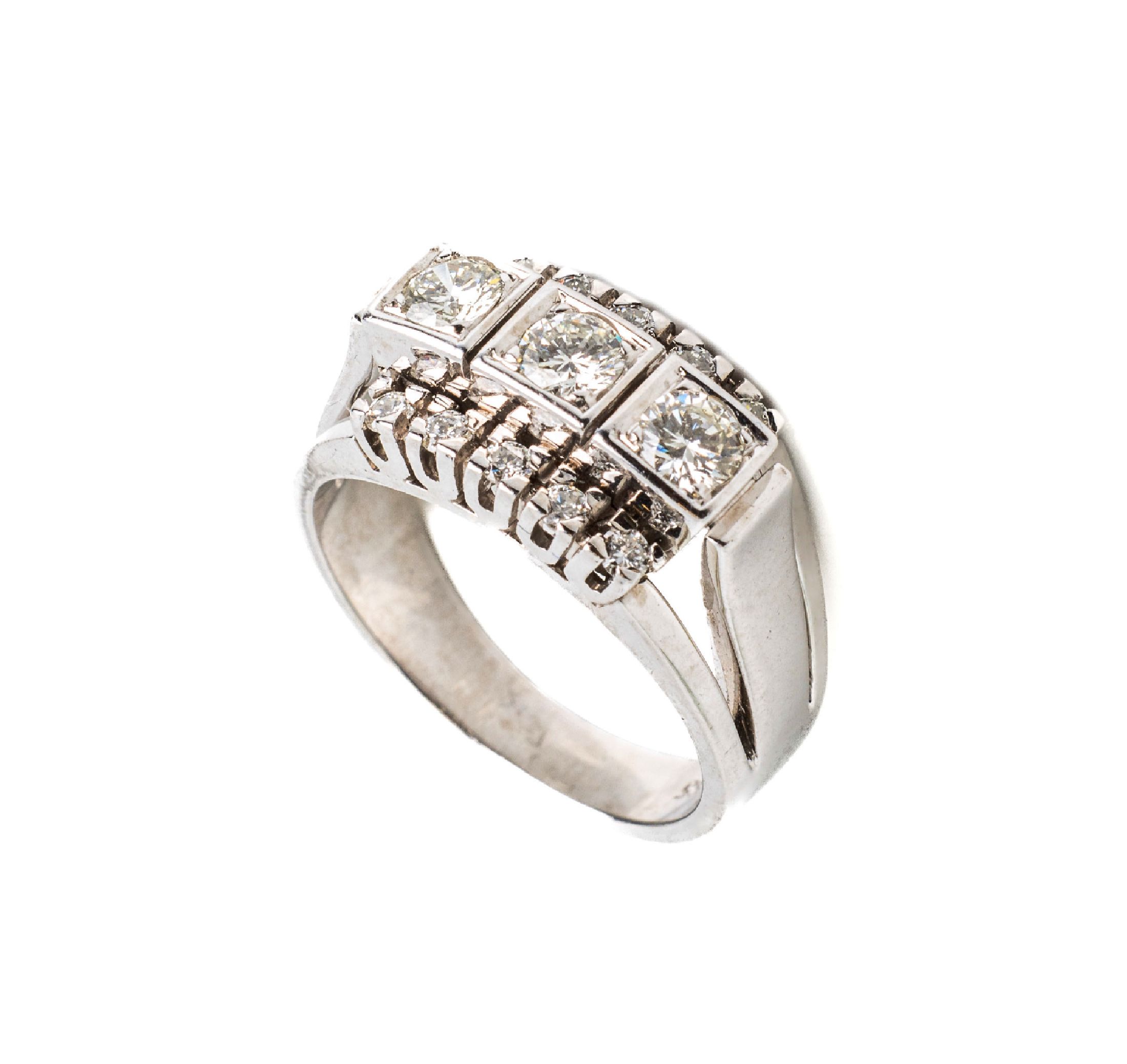 14 kt Gold Brillant-Ring, WG 585/000, mittig 3 Brillanten zus. ca. 1.26 ct feines Weiß/vs, seitl. 10 Brillanten zus. ca. 0.90 ctfeines ...