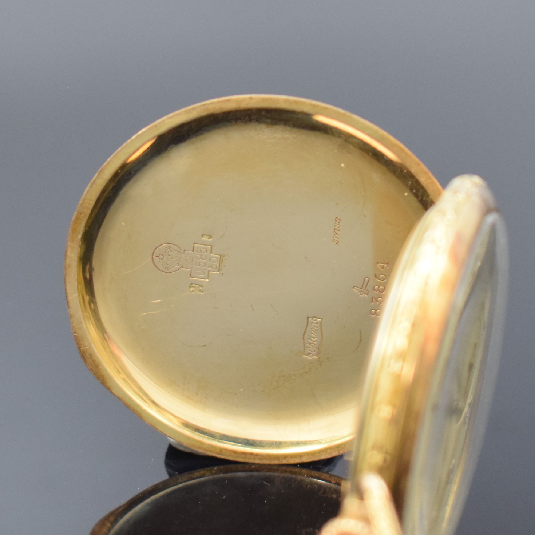 Detail b: OPTIMA offene Herrentaschenuhr in GG 585/000, Schweiz um 1930, streifenguill. Boden, glatte Goldcuv., gold. Zifferbl. m. aufgel. gold. Zahlen, im ...