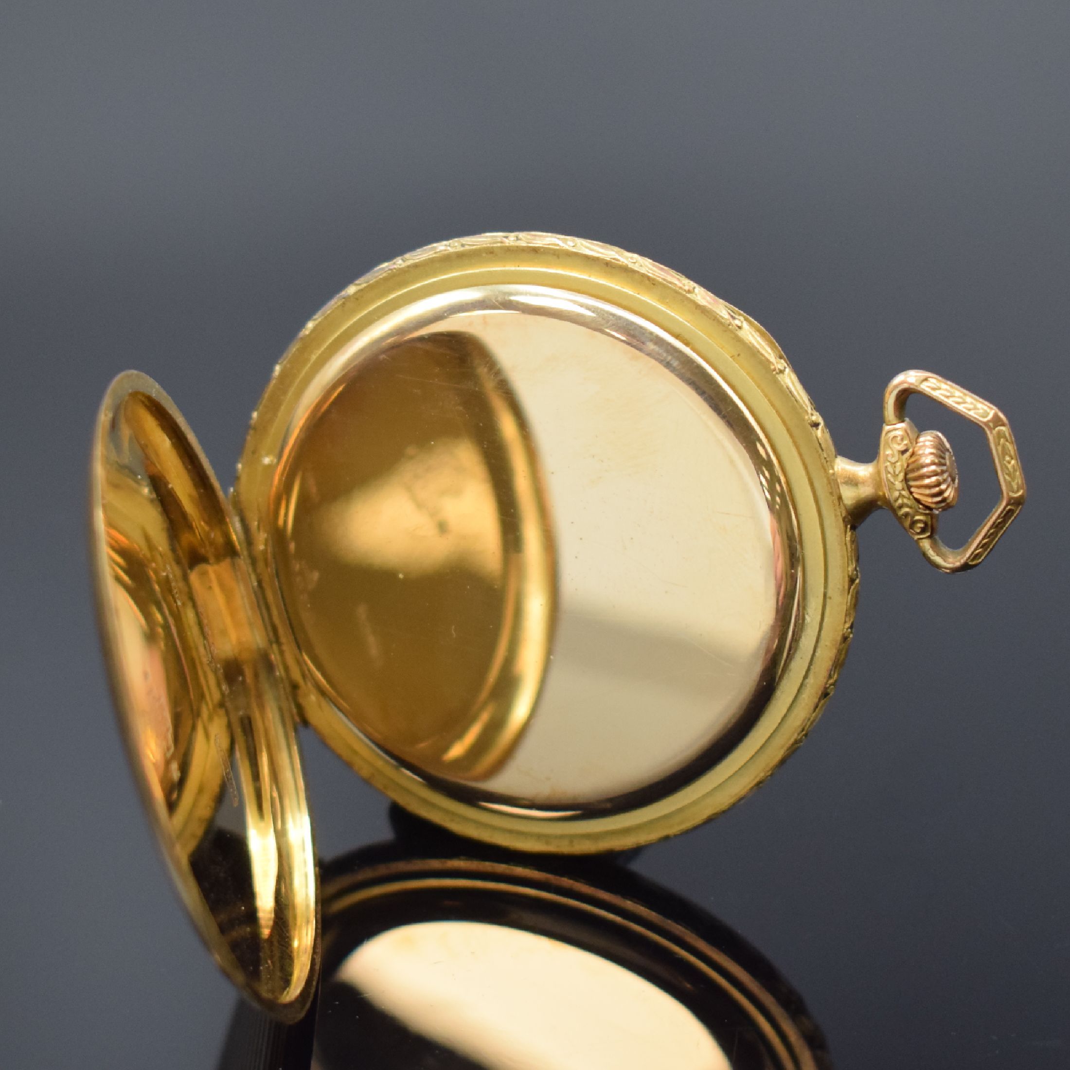 Detail c: OPTIMA offene Herrentaschenuhr in GG 585/000, Schweiz um 1930, streifenguill. Boden, glatte Goldcuv., gold. Zifferbl. m. aufgel. gold. Zahlen, im ...