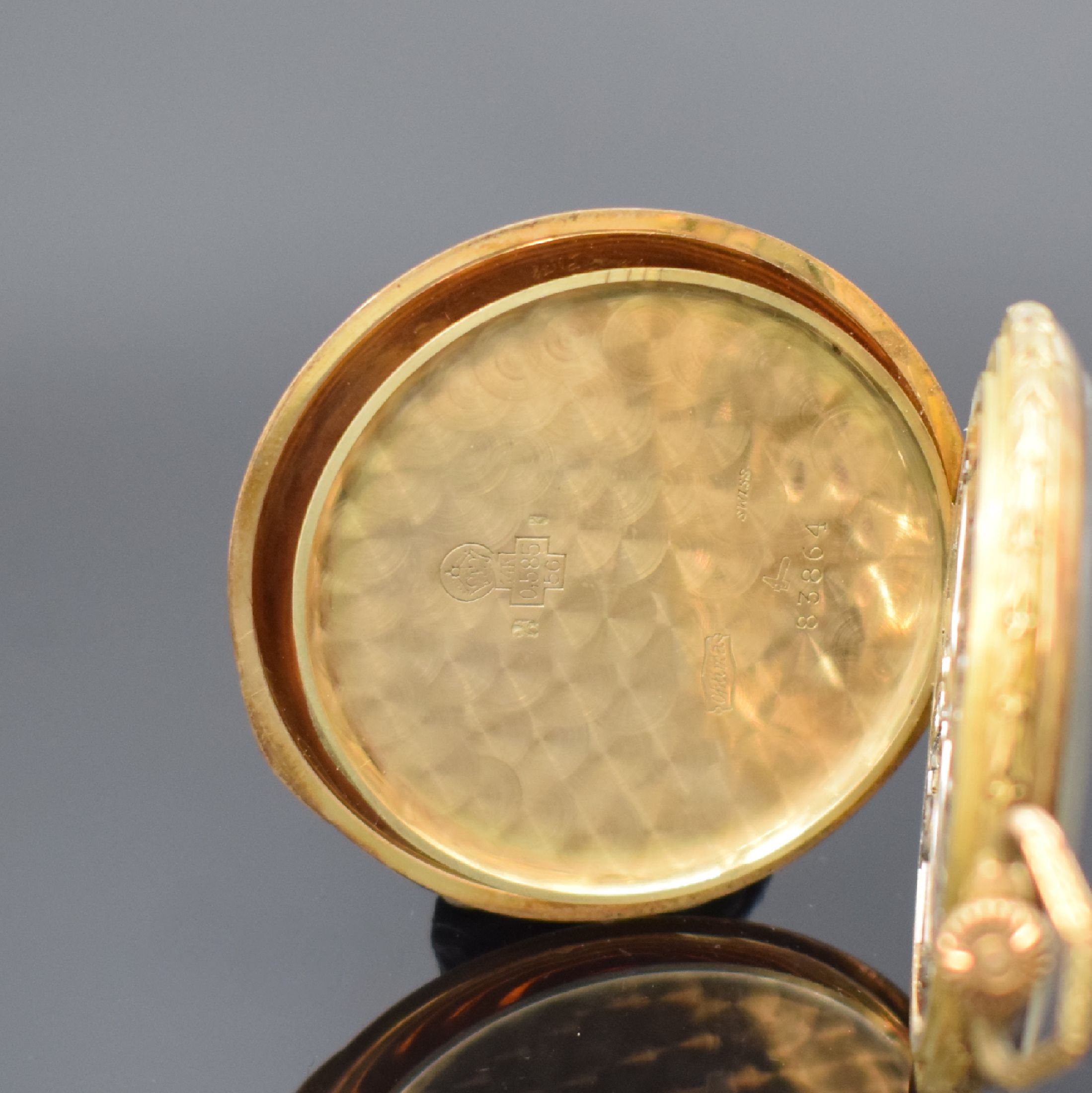 Detail d: OPTIMA offene Herrentaschenuhr in GG 585/000, Schweiz um 1930, streifenguill. Boden, glatte Goldcuv., gold. Zifferbl. m. aufgel. gold. Zahlen, im ...
