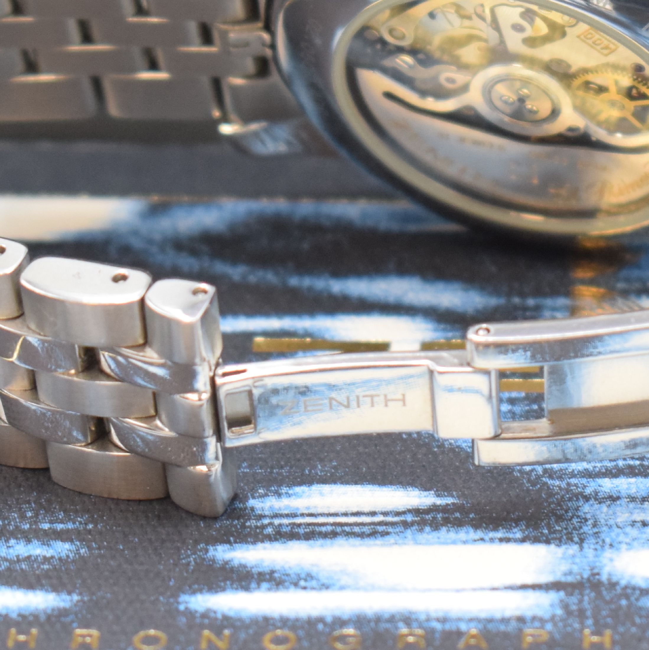 Detail b: ZENITH El Primero Schaltradchronograph in Stahl Referenz 02.0500.400, Schweiz um 2000, beids. verg. Geh. inkl. Gliederband m. dopp. Faltschl., Boden ...