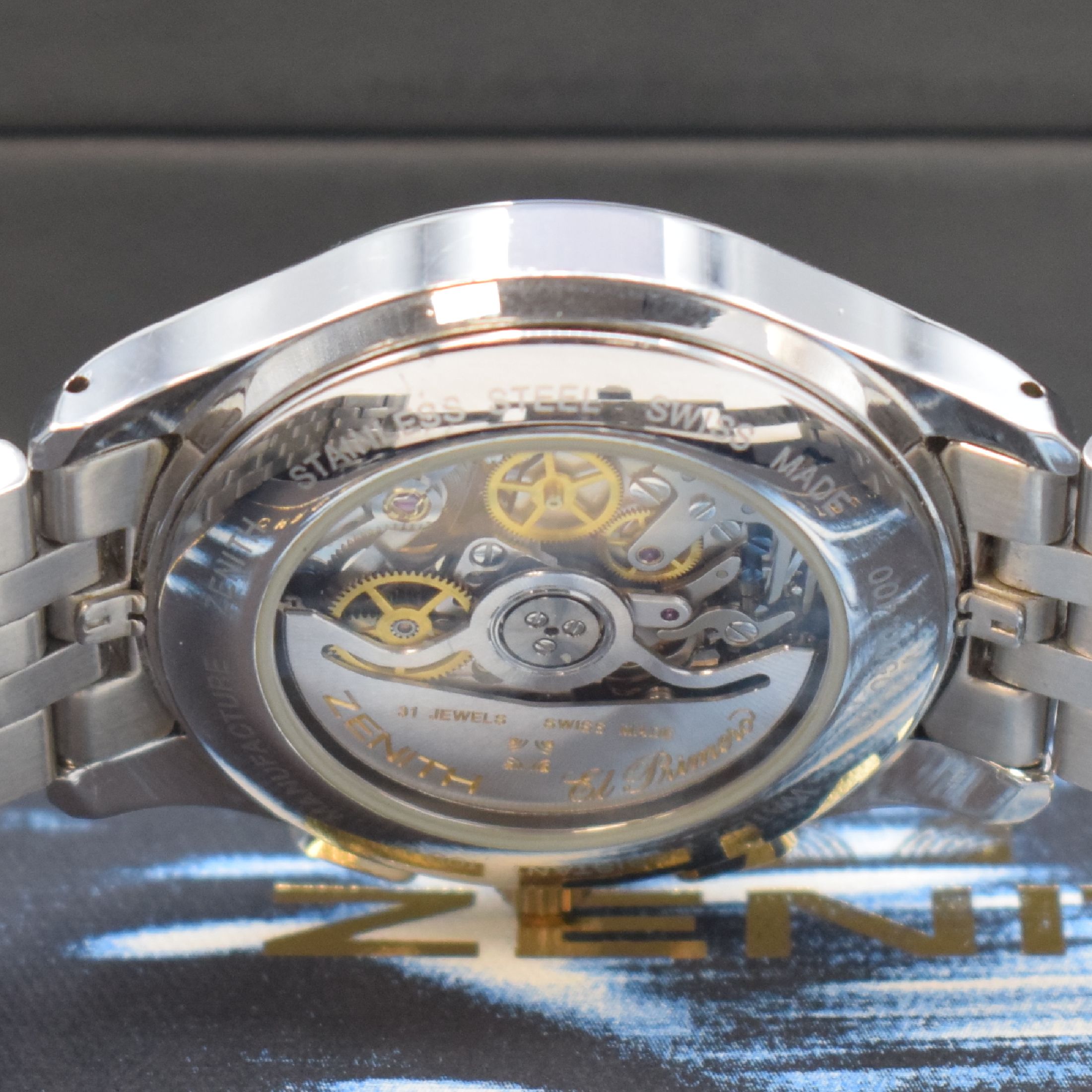 Detail e: ZENITH El Primero Schaltradchronograph in Stahl Referenz 02.0500.400, Schweiz um 2000, beids. verg. Geh. inkl. Gliederband m. dopp. Faltschl., Boden ...