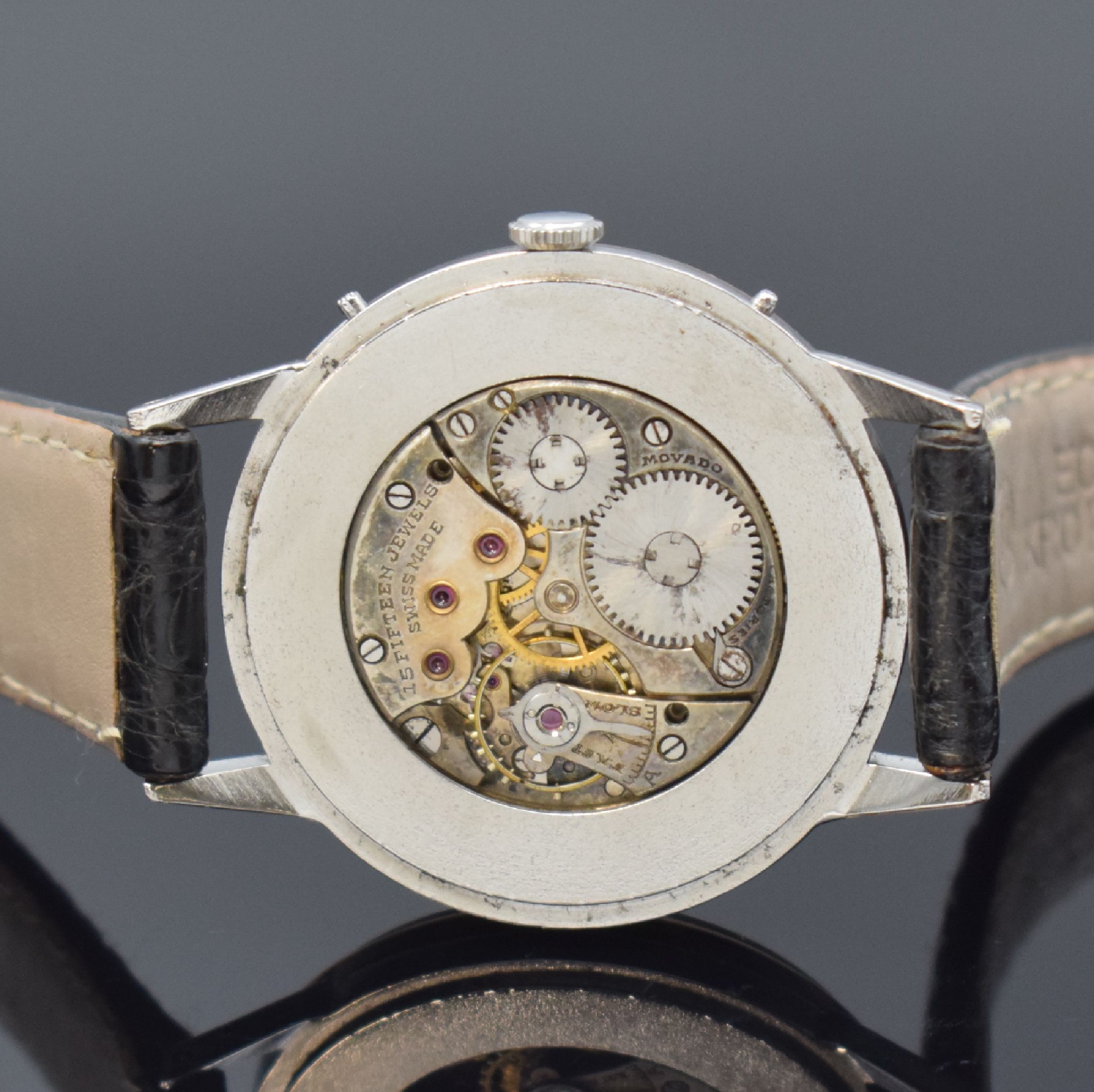 Detail d: MOVADO Herrenarmbanduhr mit Vollkalender in Stahl und Rotgold Referenz 14836, Handaufzug, Schweiz um 1940, 3-teil. Geh., Boden und Glasrand aufgedr., ...
