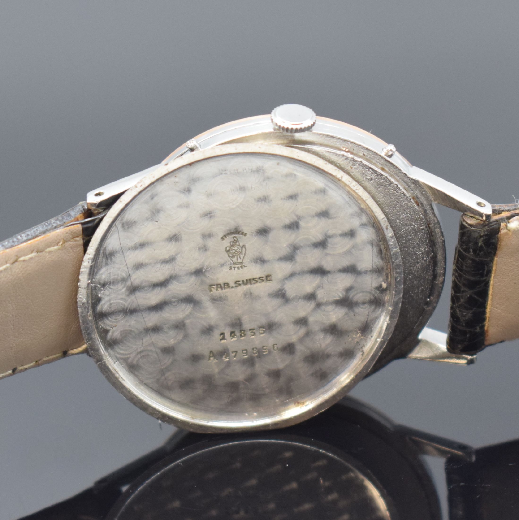 Detail e: MOVADO Herrenarmbanduhr mit Vollkalender in Stahl und Rotgold Referenz 14836, Handaufzug, Schweiz um 1940, 3-teil. Geh., Boden und Glasrand aufgedr., ...