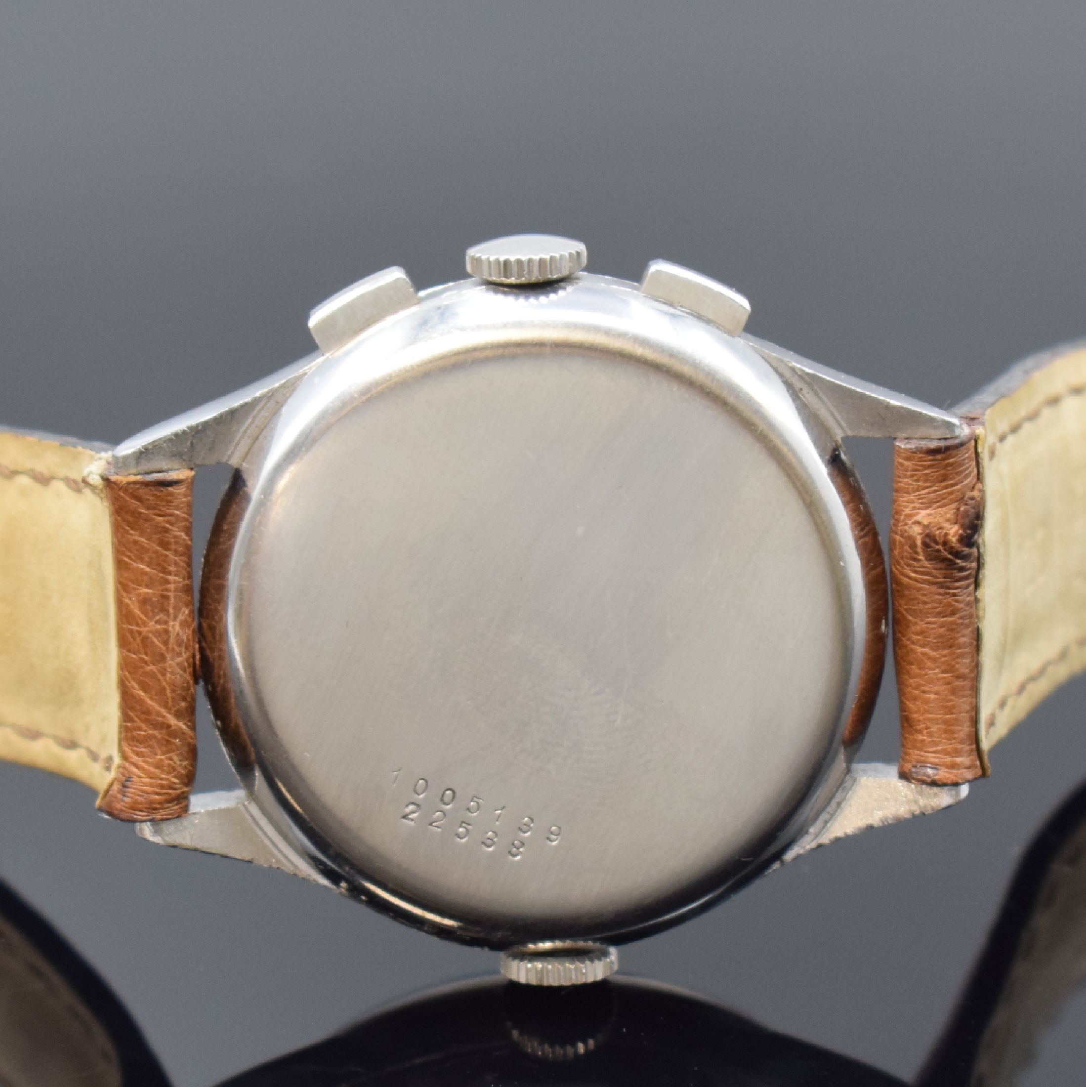 Detail d: UNIVERSAL GENEVE Aero-Compax Schaltradchronograph in Stahl Referenz 22538, Handaufzug, Schweiz um 1940, 3-teil. Geh., Boden und Glasrand aufgedr., ...