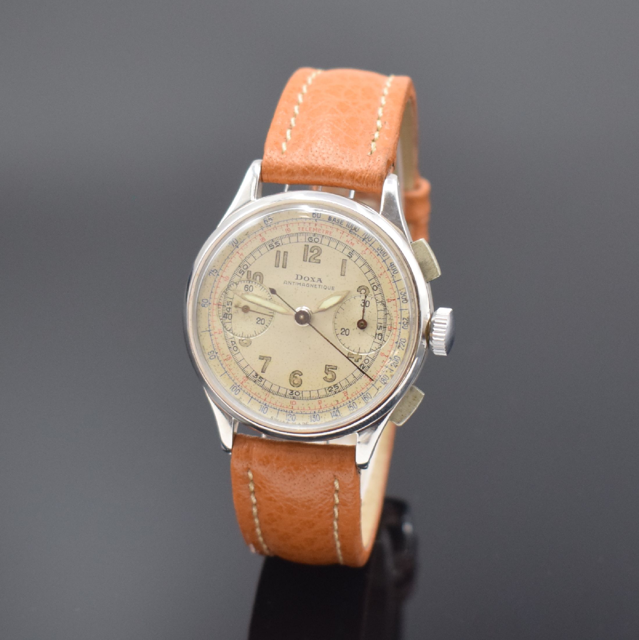 DOXA Schaltradchronograph Kaliber Valjoux 22, Handaufzug, Schweiz um 1940, verchr. Geh. beids. vergl., Boden später, silb. orig. Zifferbl. m. arab. ...