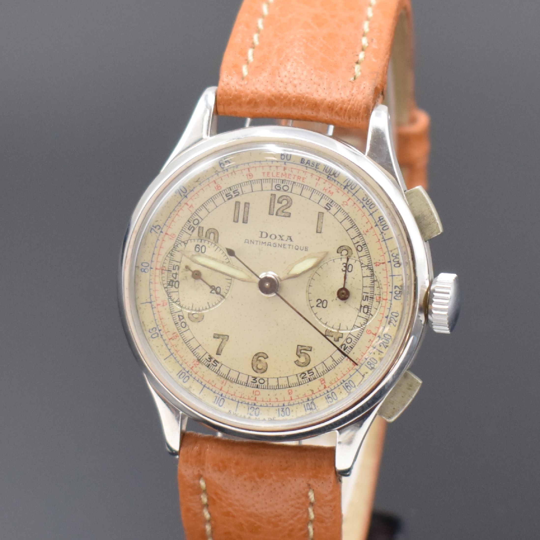 Detail a: DOXA Schaltradchronograph Kaliber Valjoux 22, Handaufzug, Schweiz um 1940, verchr. Geh. beids. vergl., Boden später, silb. orig. Zifferbl. m. arab. ...