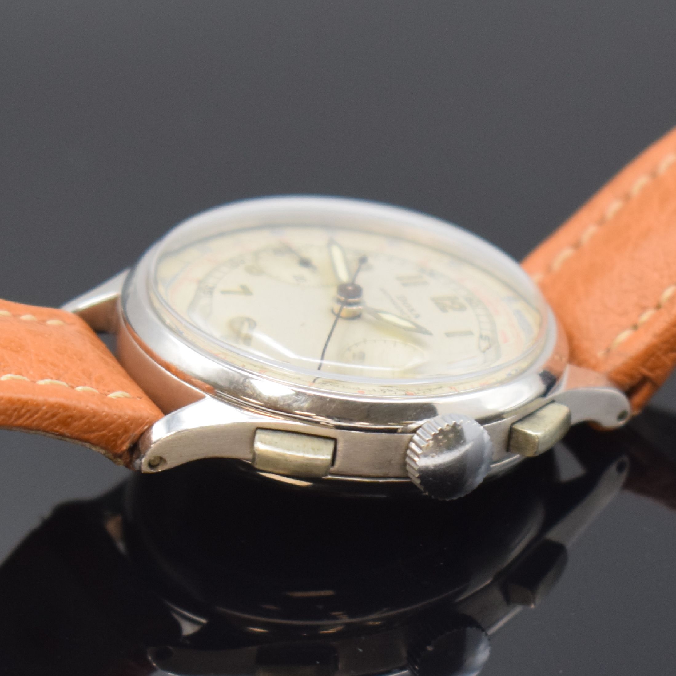 Detail b: DOXA Schaltradchronograph Kaliber Valjoux 22, Handaufzug, Schweiz um 1940, verchr. Geh. beids. vergl., Boden später, silb. orig. Zifferbl. m. arab. ...