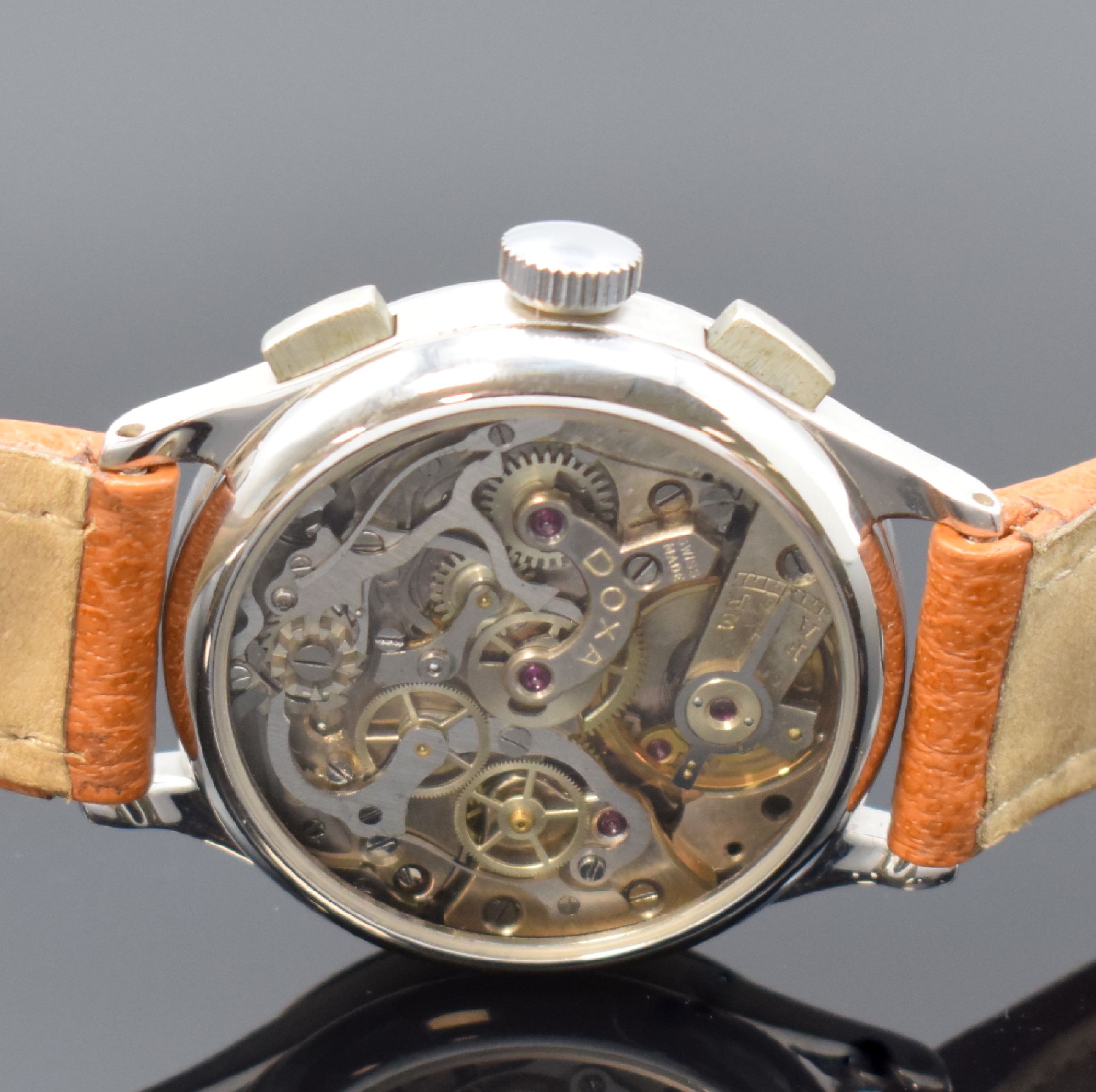 Detail c: DOXA Schaltradchronograph Kaliber Valjoux 22, Handaufzug, Schweiz um 1940, verchr. Geh. beids. vergl., Boden später, silb. orig. Zifferbl. m. arab. ...