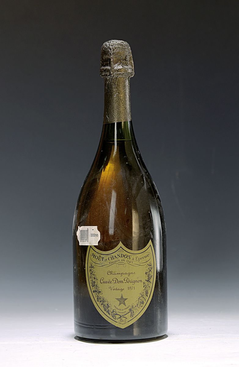 1 Flasche 1971 Moet et Chandon Dom Perignon Cuvee, Epernay, ca. 750ml, Etikett Vertrieb in Deutschland, Füllhöhe ca. 2 cm unter Etikett