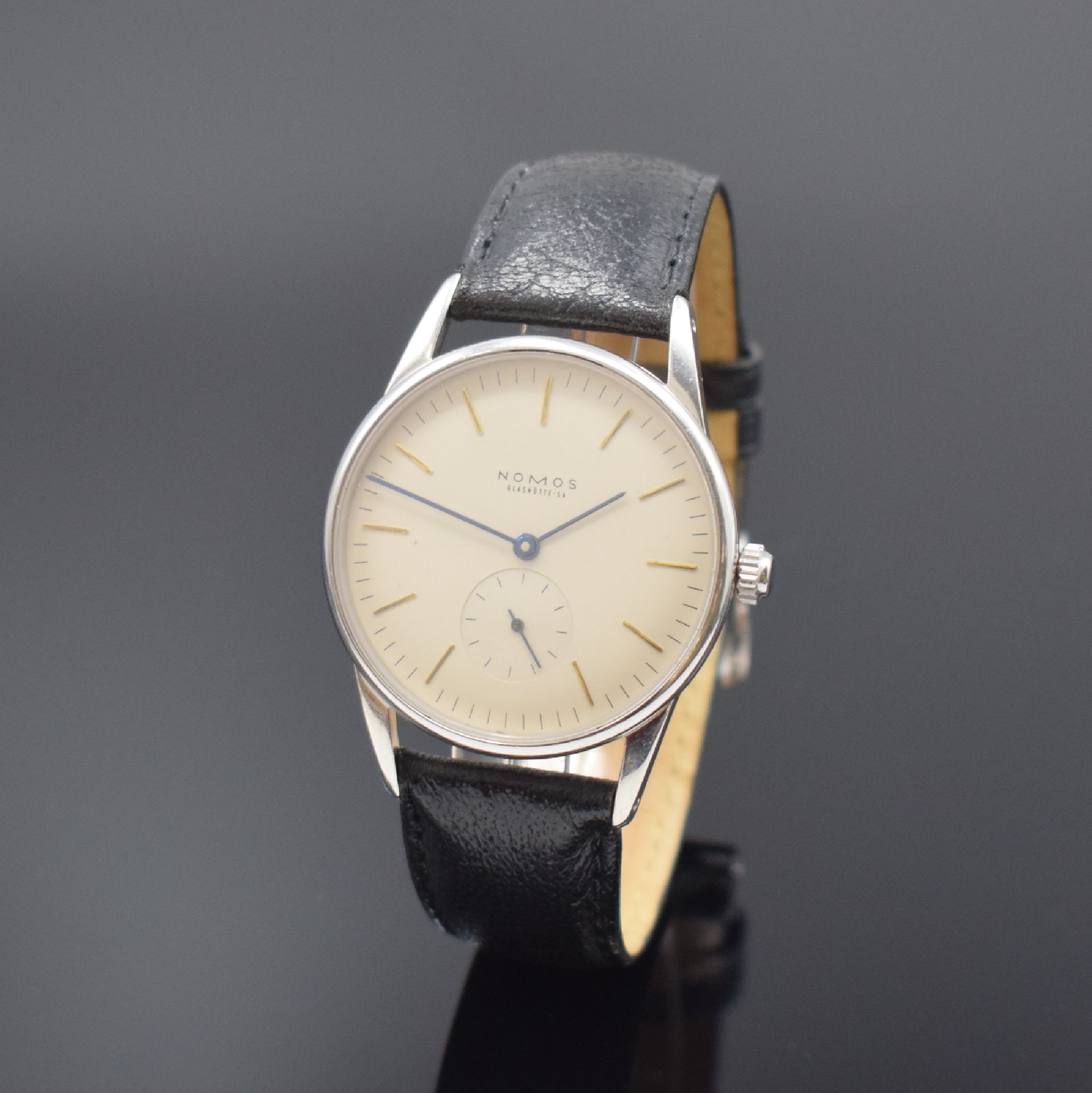 NOMOS Glashütte Herrenarmbanduhr Modell Orion in Stahl, Deutschland um 2000, Handaufzug, Edelstahlgeh. inkl. Lederband m. orig. Dornschl., Boden und ...