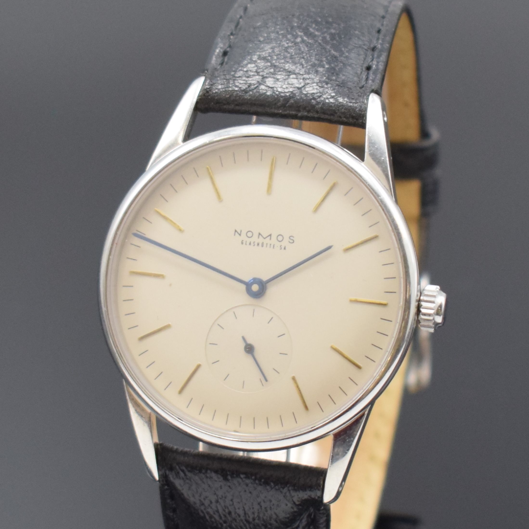 Detail a: NOMOS Glashütte Herrenarmbanduhr Modell Orion in Stahl, Deutschland um 2000, Handaufzug, Edelstahlgeh. inkl. Lederband m. orig. Dornschl., Boden und ...