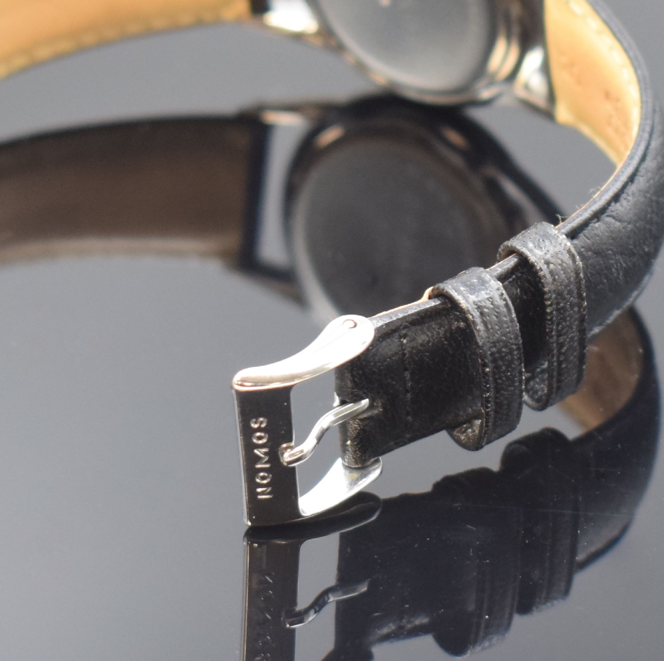 Detail b: NOMOS Glashütte Herrenarmbanduhr Modell Orion in Stahl, Deutschland um 2000, Handaufzug, Edelstahlgeh. inkl. Lederband m. orig. Dornschl., Boden und ...