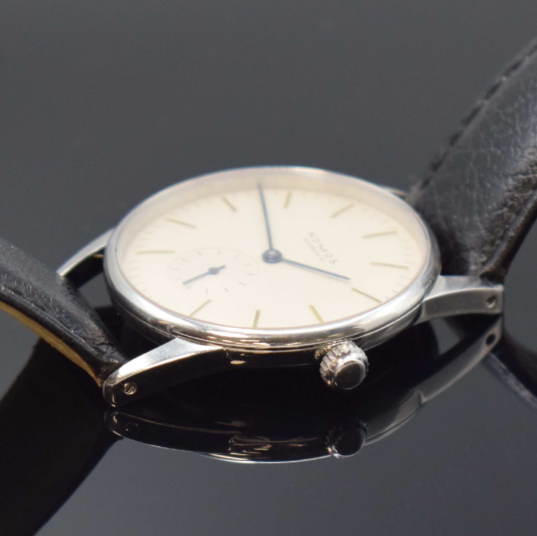 Detail c: NOMOS Glashütte Herrenarmbanduhr Modell Orion in Stahl, Deutschland um 2000, Handaufzug, Edelstahlgeh. inkl. Lederband m. orig. Dornschl., Boden und ...