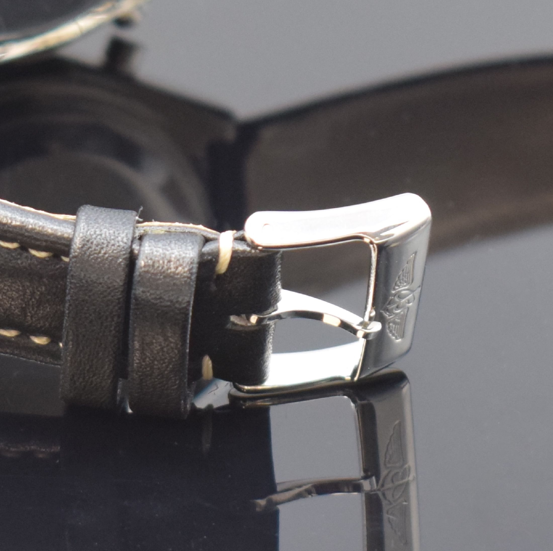 Detail b: BREITLING Navitimer Armbandchronograph Referenz 1806 in Stahl, Automatik, Schweiz um 1972, verschr. Boden (stark poliert) orig. Krone und Drücker, ...