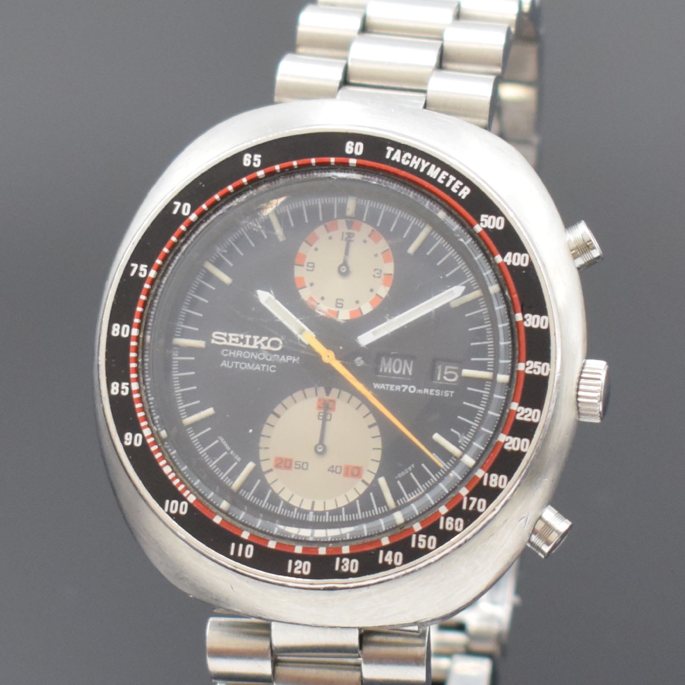 Detail a: SEIKO Schaltradchronograph in Stahl Referenz 6138-0011, Automatik, Japan um 1975, verschr. Geh. am orig. Gliederband m. Faltschl., schwarz/rote ...