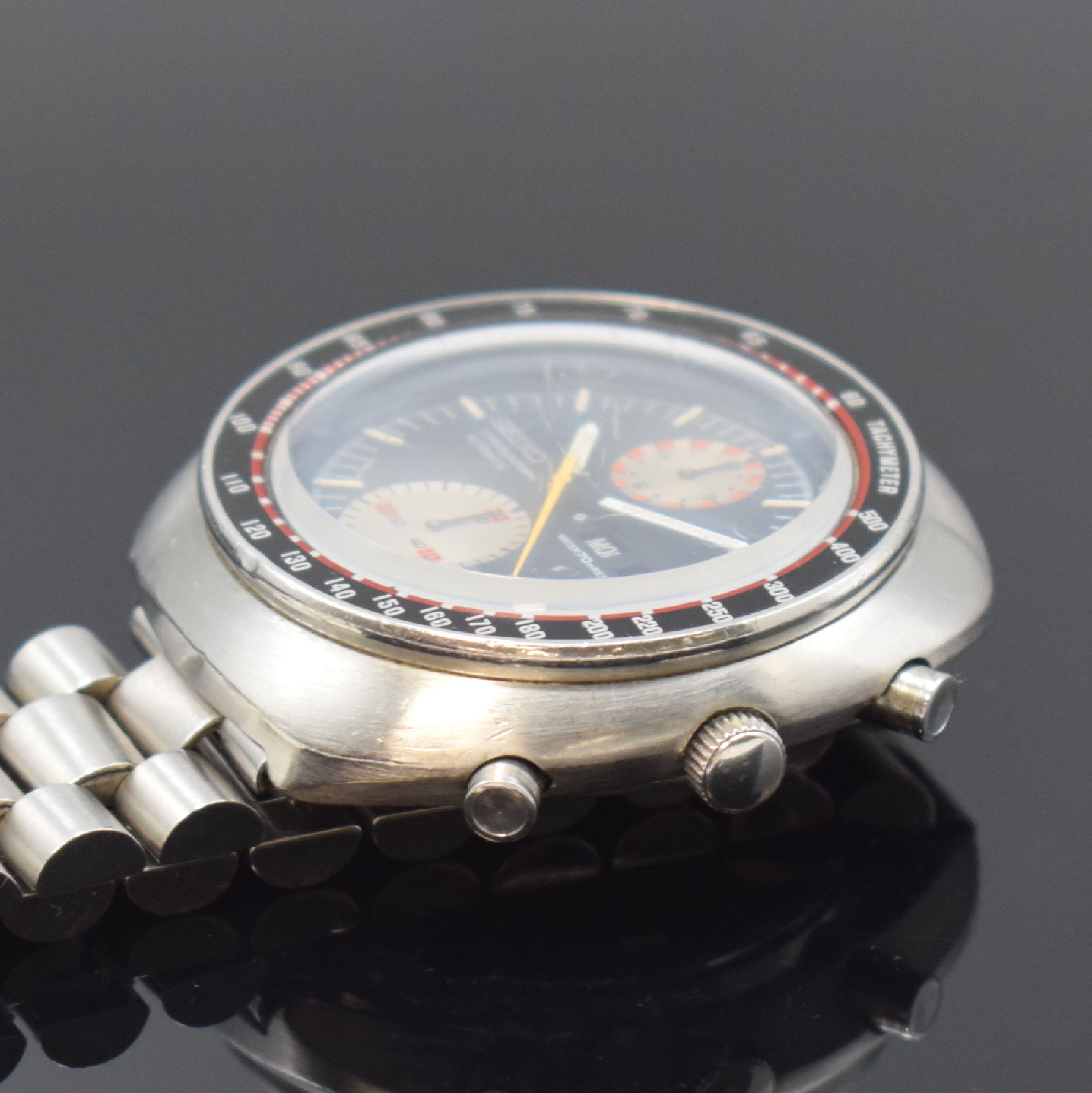 Detail c: SEIKO Schaltradchronograph in Stahl Referenz 6138-0011, Automatik, Japan um 1975, verschr. Geh. am orig. Gliederband m. Faltschl., schwarz/rote ...