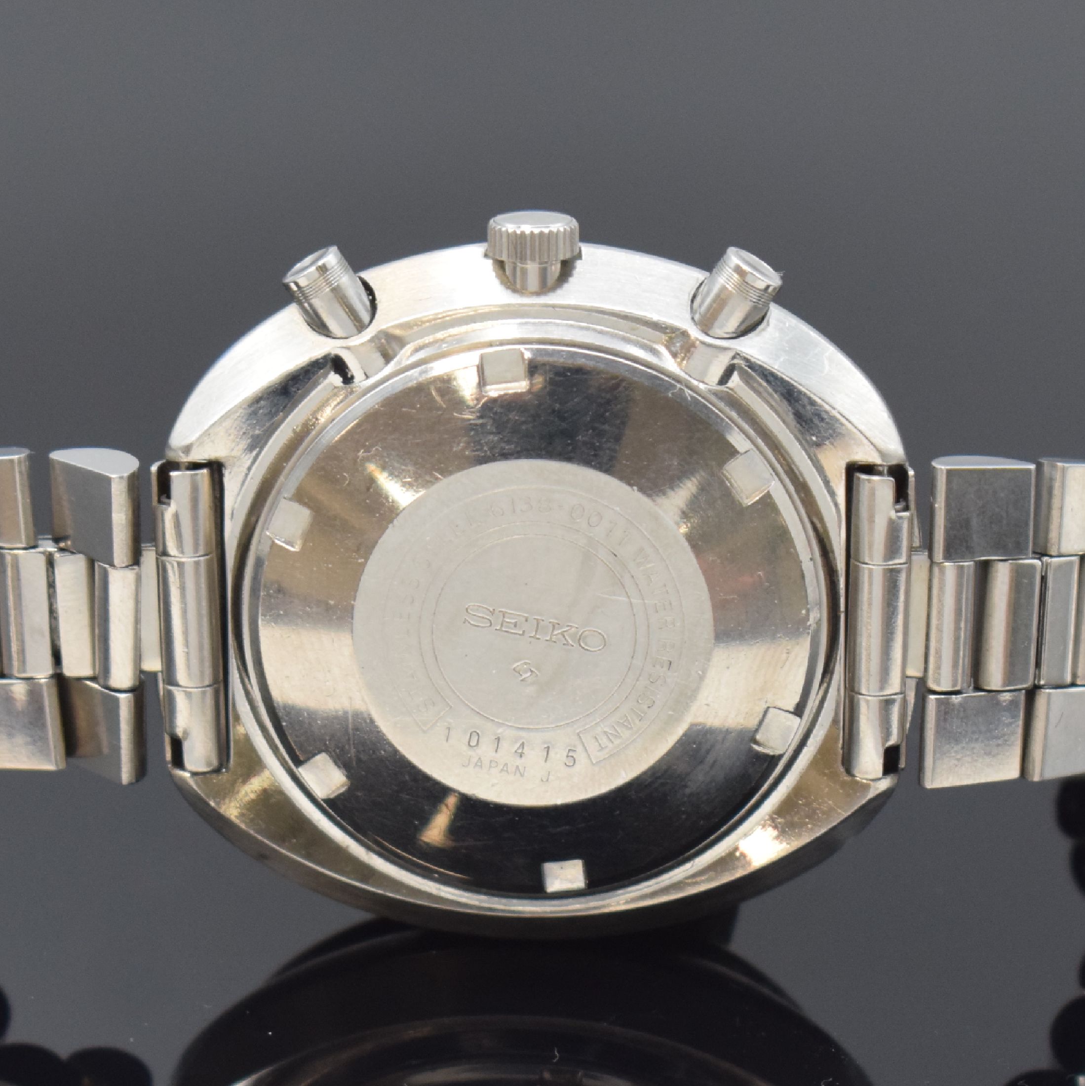 Detail d: SEIKO Schaltradchronograph in Stahl Referenz 6138-0011, Automatik, Japan um 1975, verschr. Geh. am orig. Gliederband m. Faltschl., schwarz/rote ...