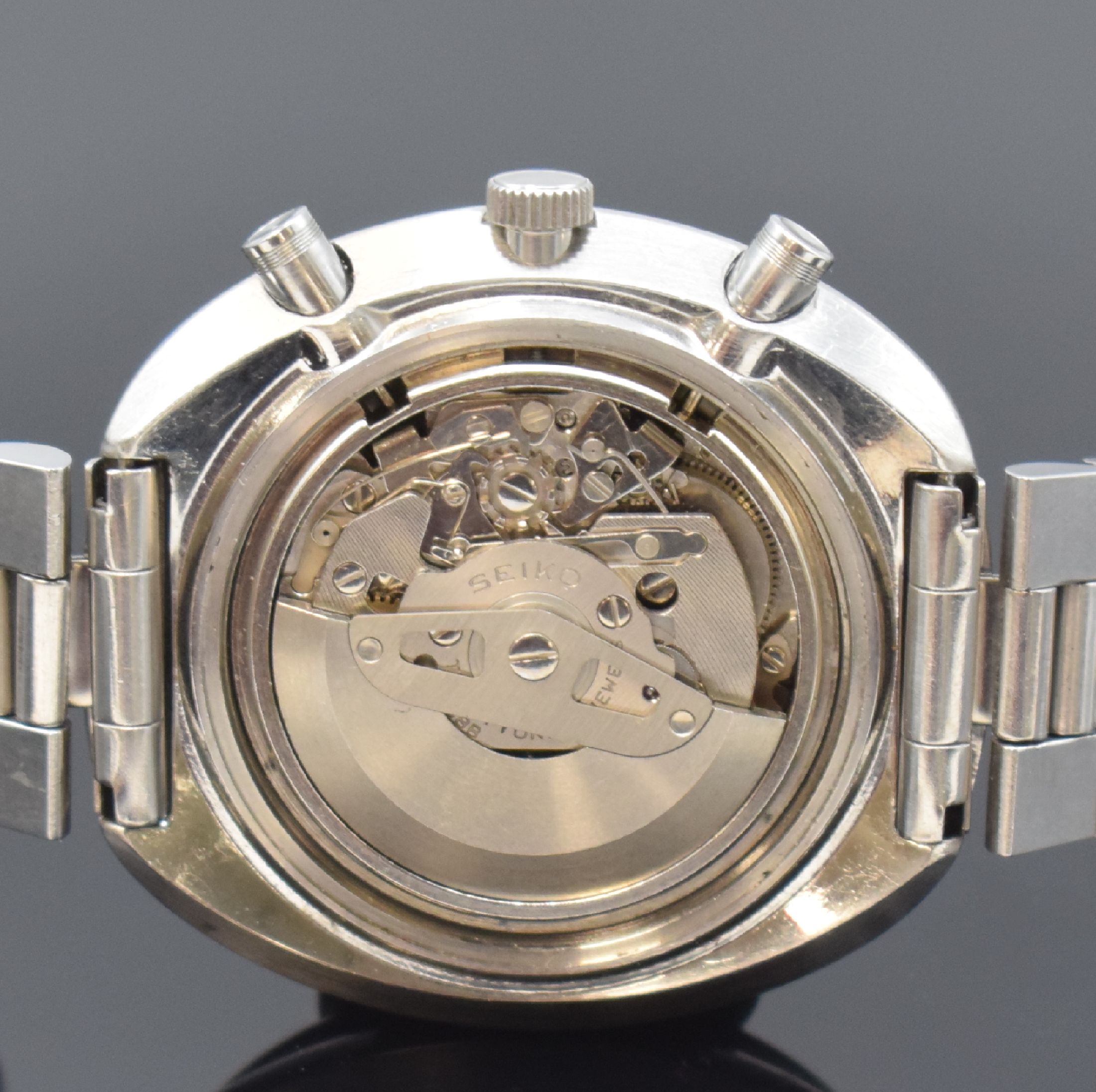 Detail e: SEIKO Schaltradchronograph in Stahl Referenz 6138-0011, Automatik, Japan um 1975, verschr. Geh. am orig. Gliederband m. Faltschl., schwarz/rote ...