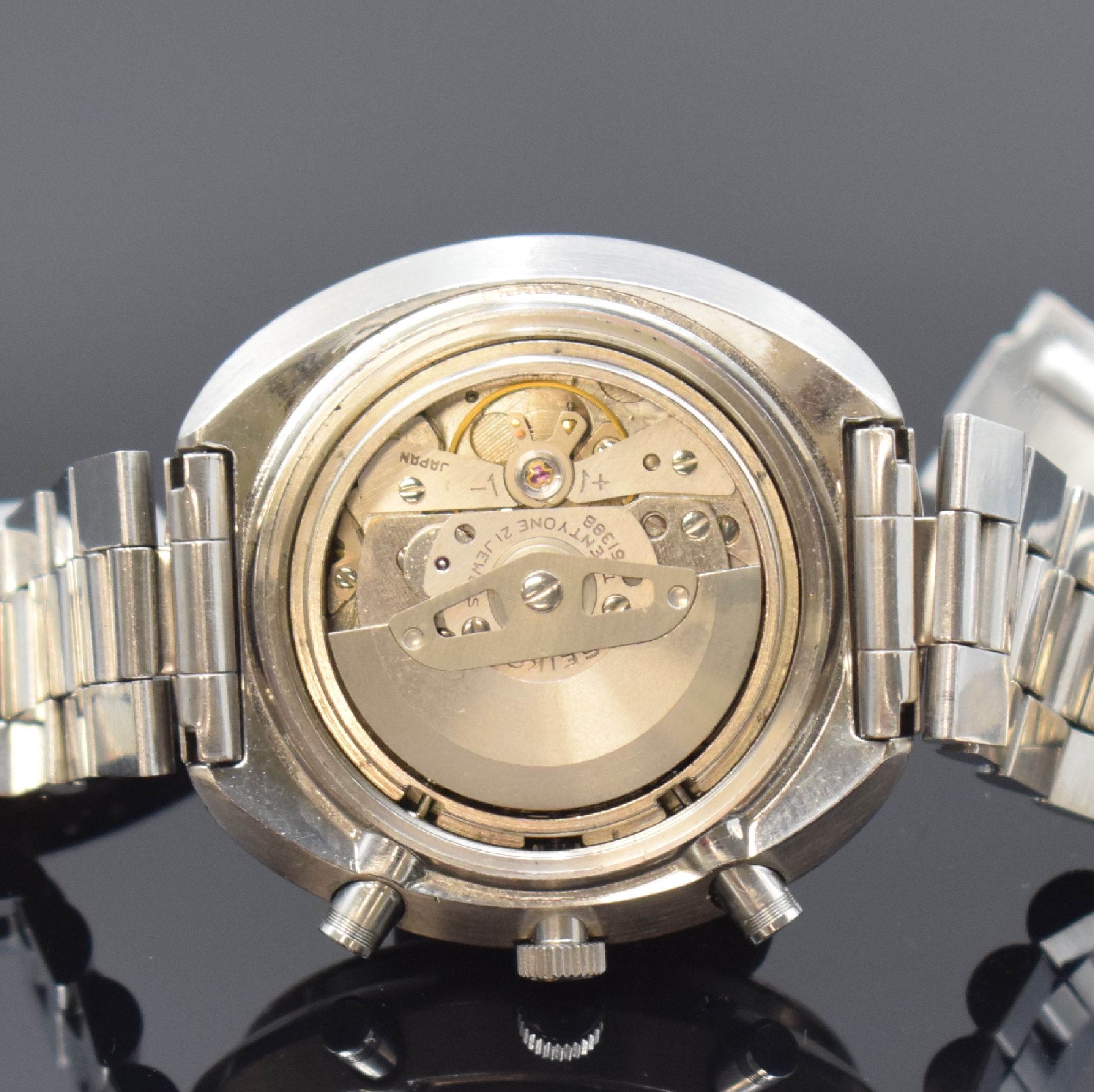 Detail f: SEIKO Schaltradchronograph in Stahl Referenz 6138-0011, Automatik, Japan um 1975, verschr. Geh. am orig. Gliederband m. Faltschl., schwarz/rote ...
