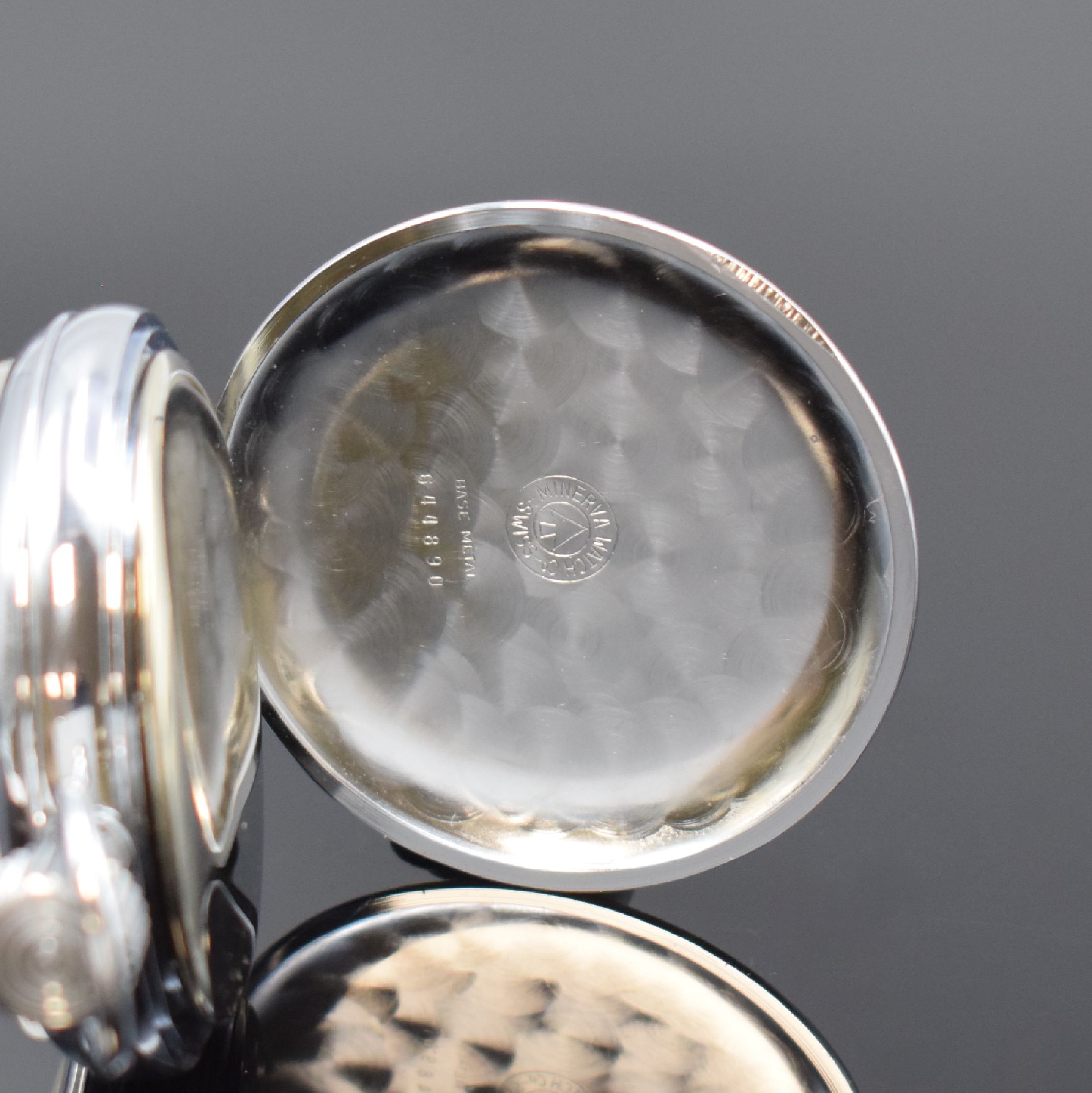 Detail b: HEUER und MINERVA 2 verchromte Stoppuhren, beide Schnellschwinger, Schweiz um 1970, 30er und 60er Außenteilung, Glasrand aufgedr., 15 Min.-Stoppz., ...