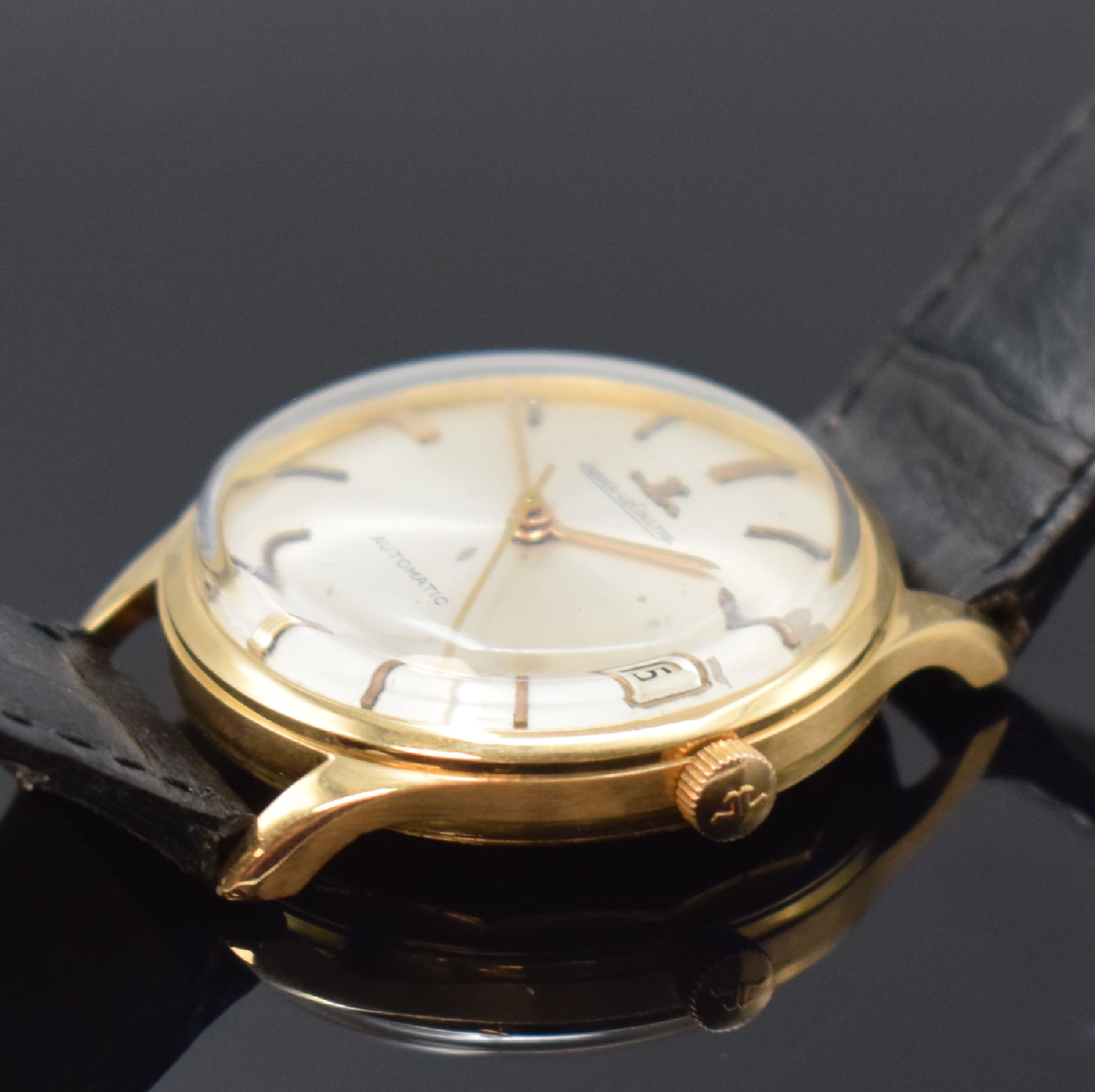 Detail b: Jaeger-LeCoultre Armbanduhr in RG 750/000, Automatik, Schweiz um 1960, Boden verschr., silb. Zifferbl. m. aufgel. Indizes altersbed. fl., Anz. v. ...