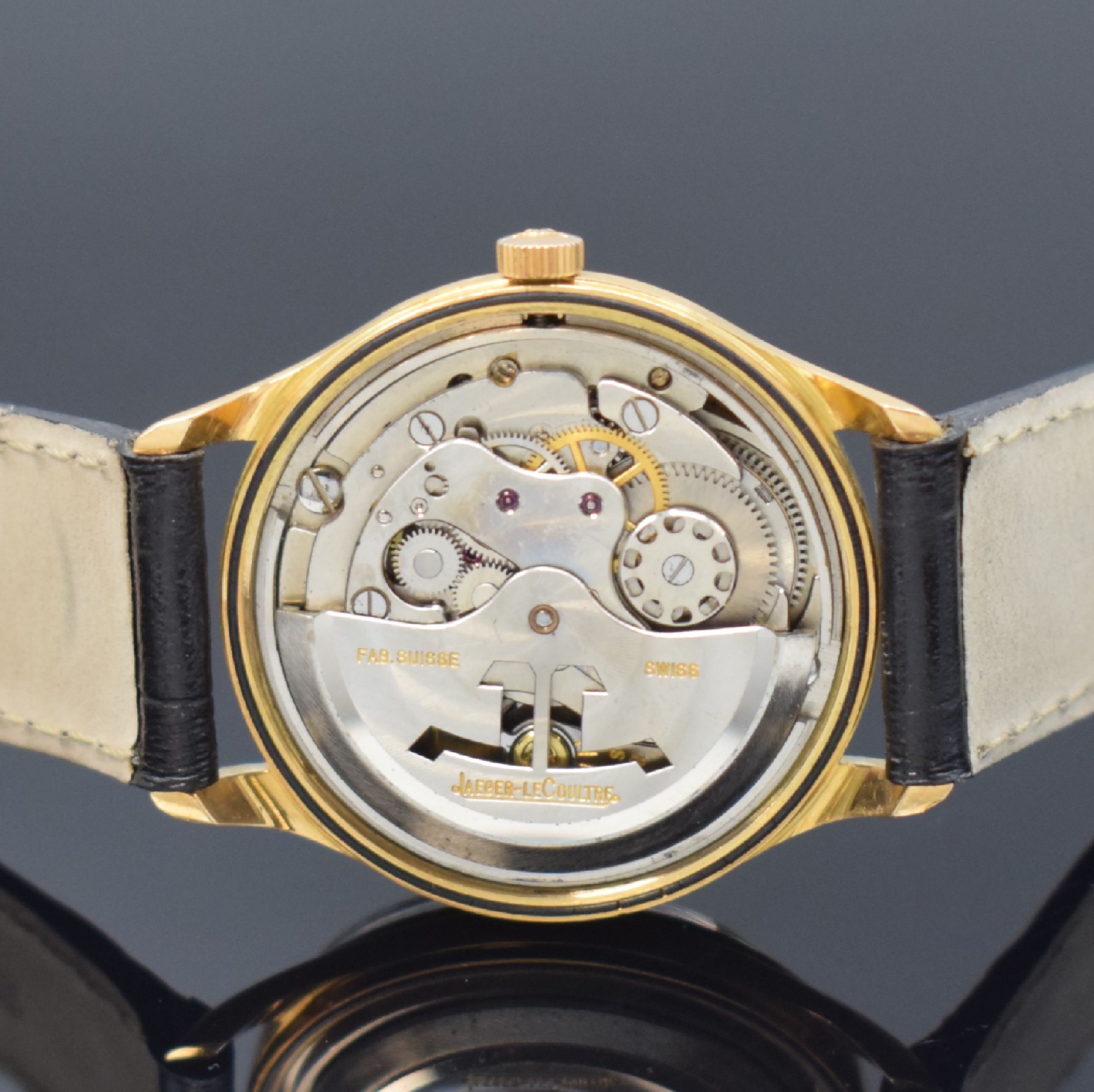 Detail d: Jaeger-LeCoultre Armbanduhr in RG 750/000, Automatik, Schweiz um 1960, Boden verschr., silb. Zifferbl. m. aufgel. Indizes altersbed. fl., Anz. v. ...